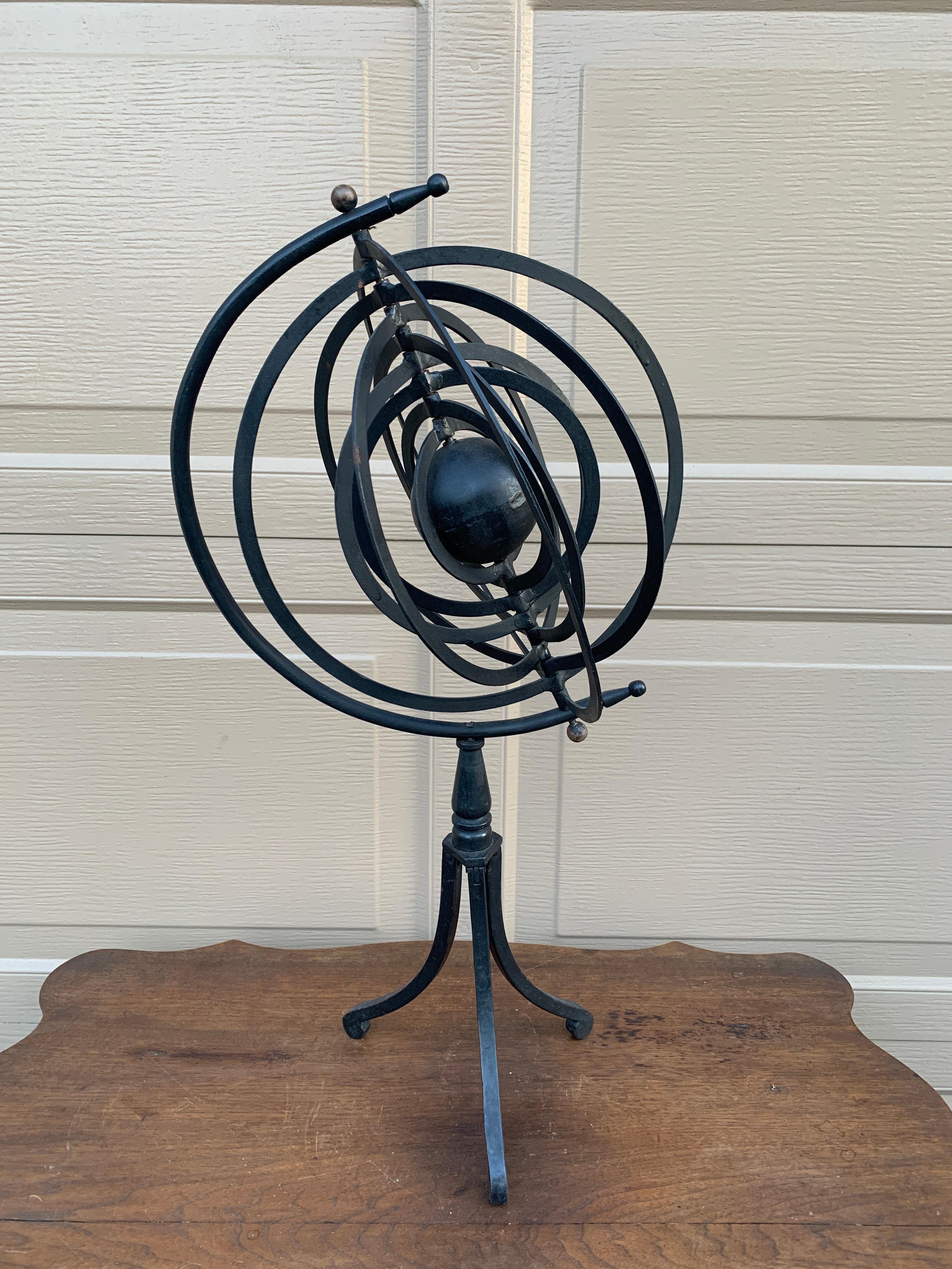 Impresionante reloj de sol armilar contemporáneo de hierro negro para jardín. Se trata de un instrumento astronómico, y cada anillo representa las distintas posiciones de los cuerpos celestes.

EE.UU., finales del siglo XX

Medidas: 12 