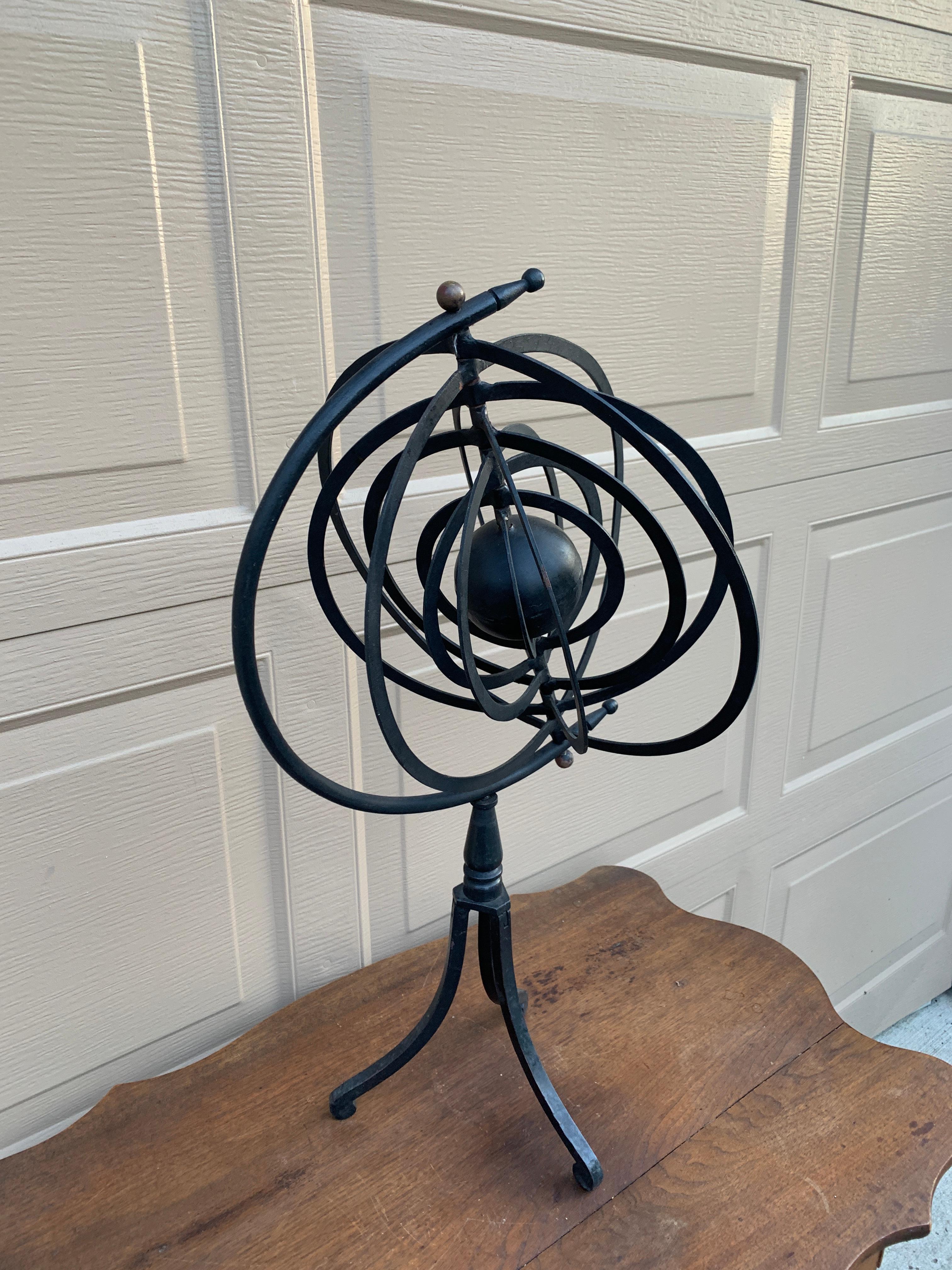 Reloj de sol astronómico armilar de hierro negro vintage para jardín Estadounidense en venta