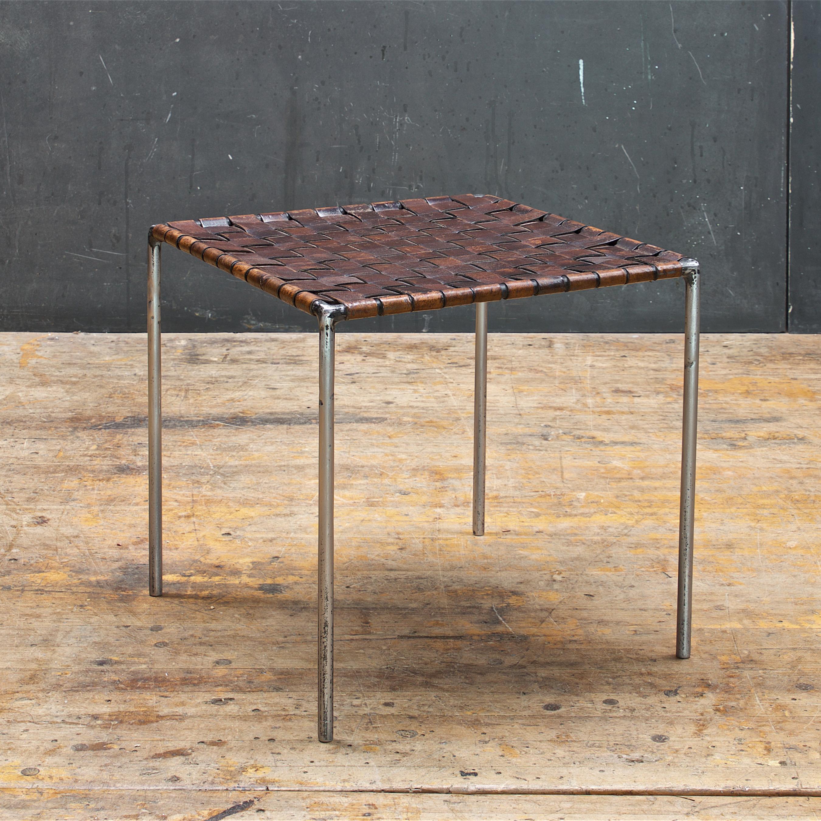 Mid-Century Modern Tabouret de table Cube Ottoman vintage en fer tressé en cuir Swift Monell en vente