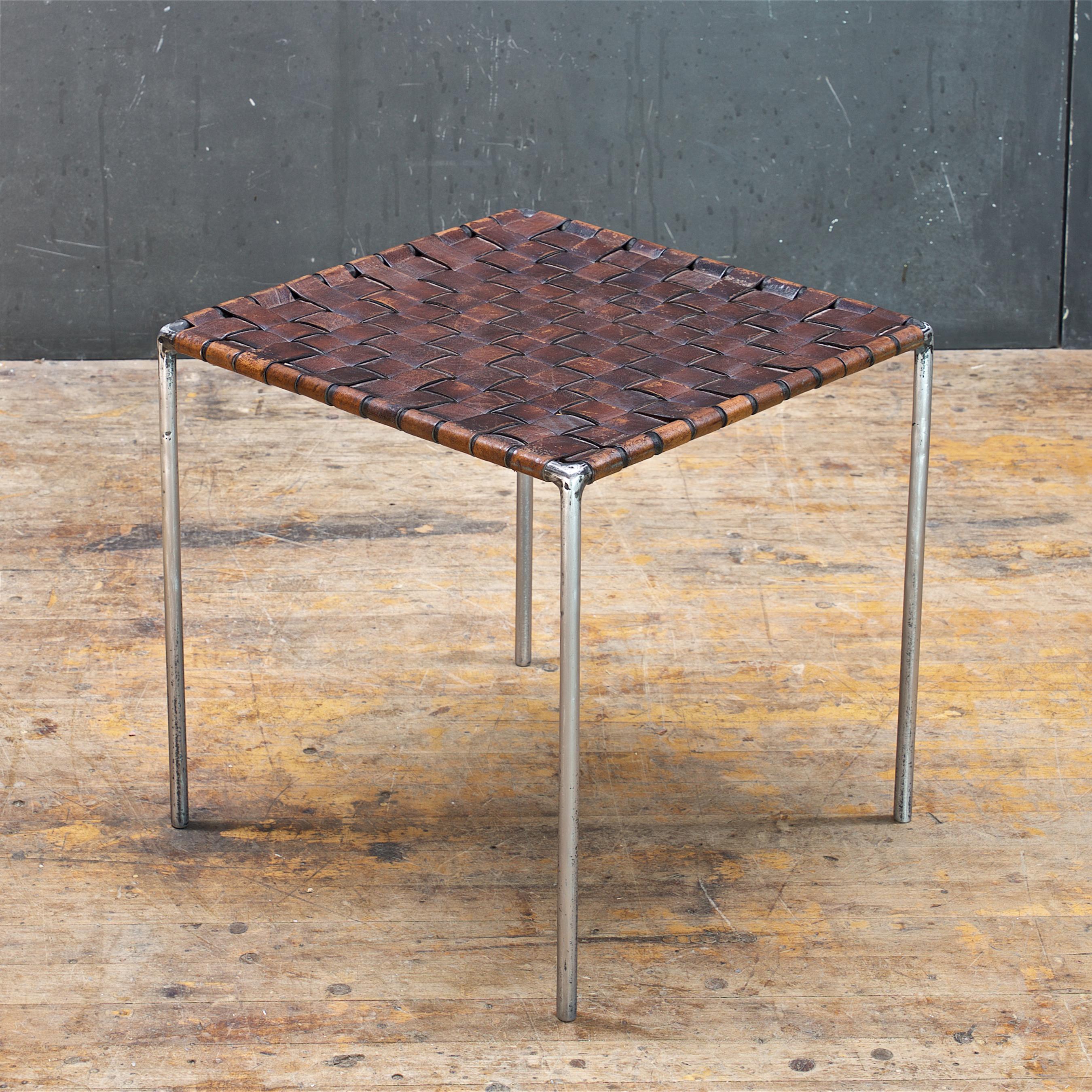 Américain Tabouret de table Cube Ottoman vintage en fer tressé en cuir Swift Monell en vente