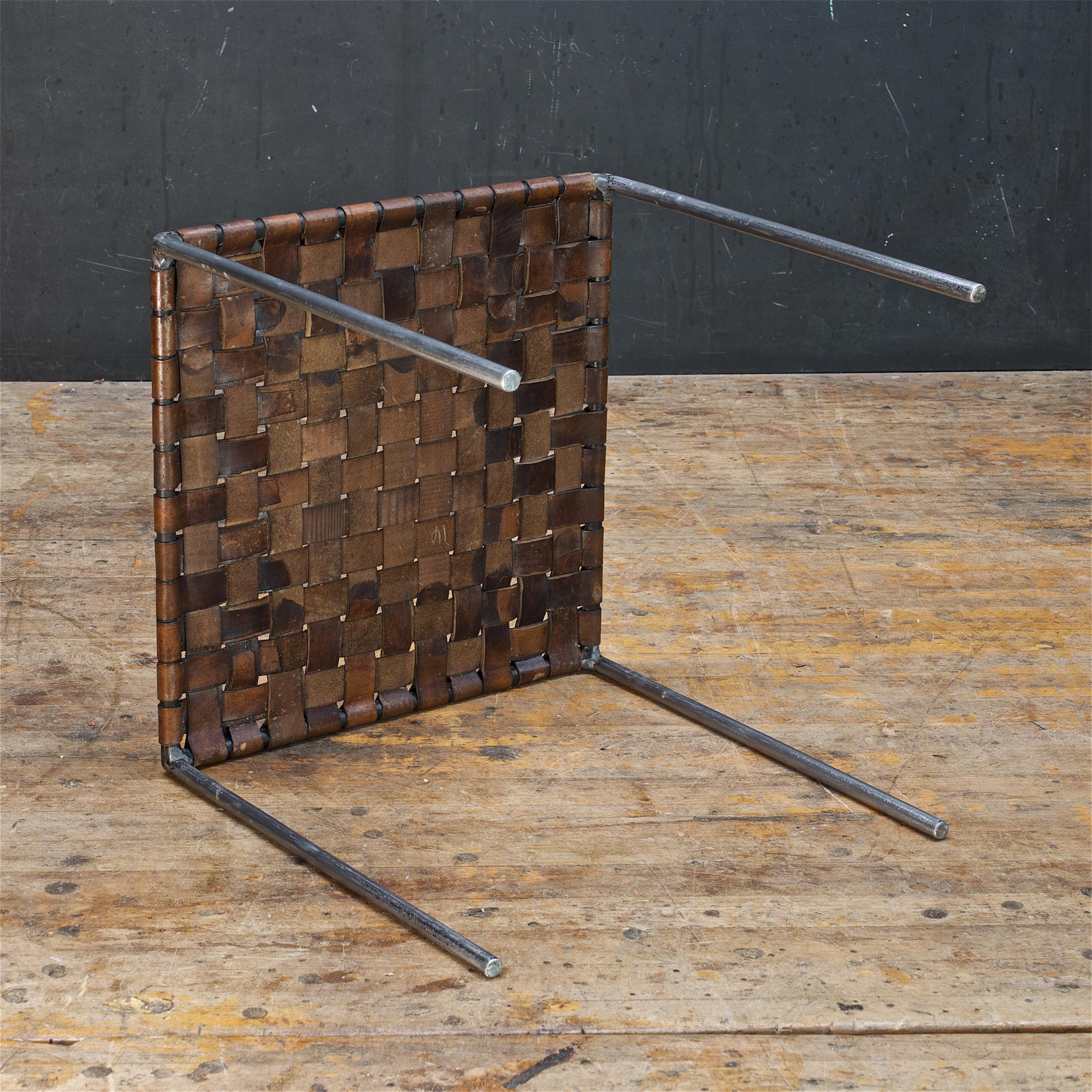 20ième siècle Tabouret de table Cube Ottoman vintage en fer tressé en cuir Swift Monell en vente