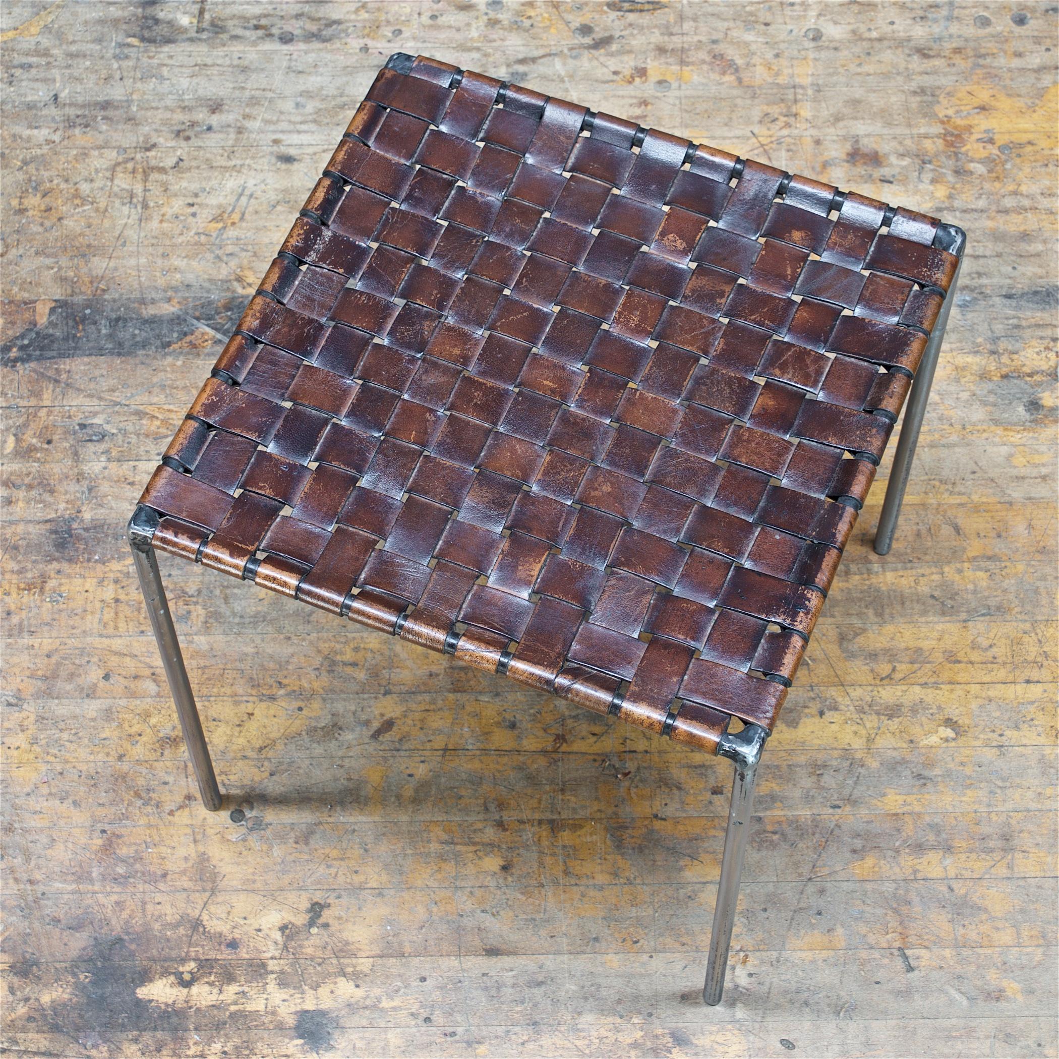 Fer Tabouret de table Cube Ottoman vintage en fer tressé en cuir Swift Monell en vente