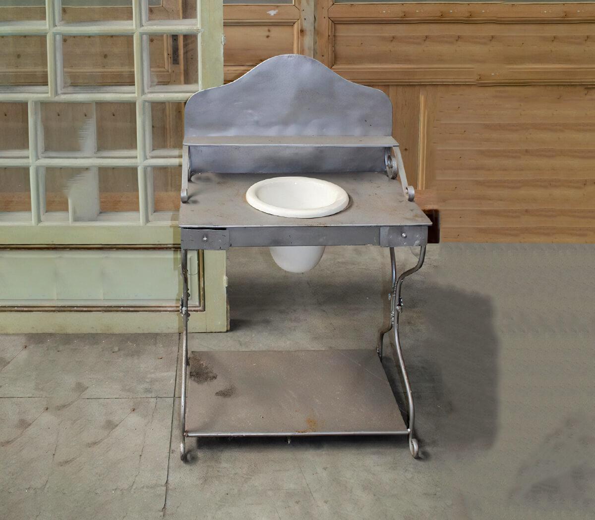 Vintage Iron Childrens Washstand In Fair Condition For Sale In Udenhout, NL