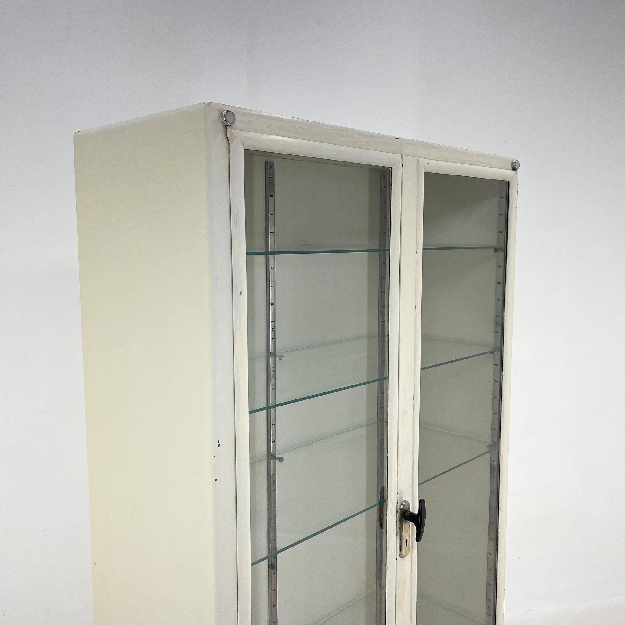 Vitrine médicale en fer vintage, années 1950 en vente 3