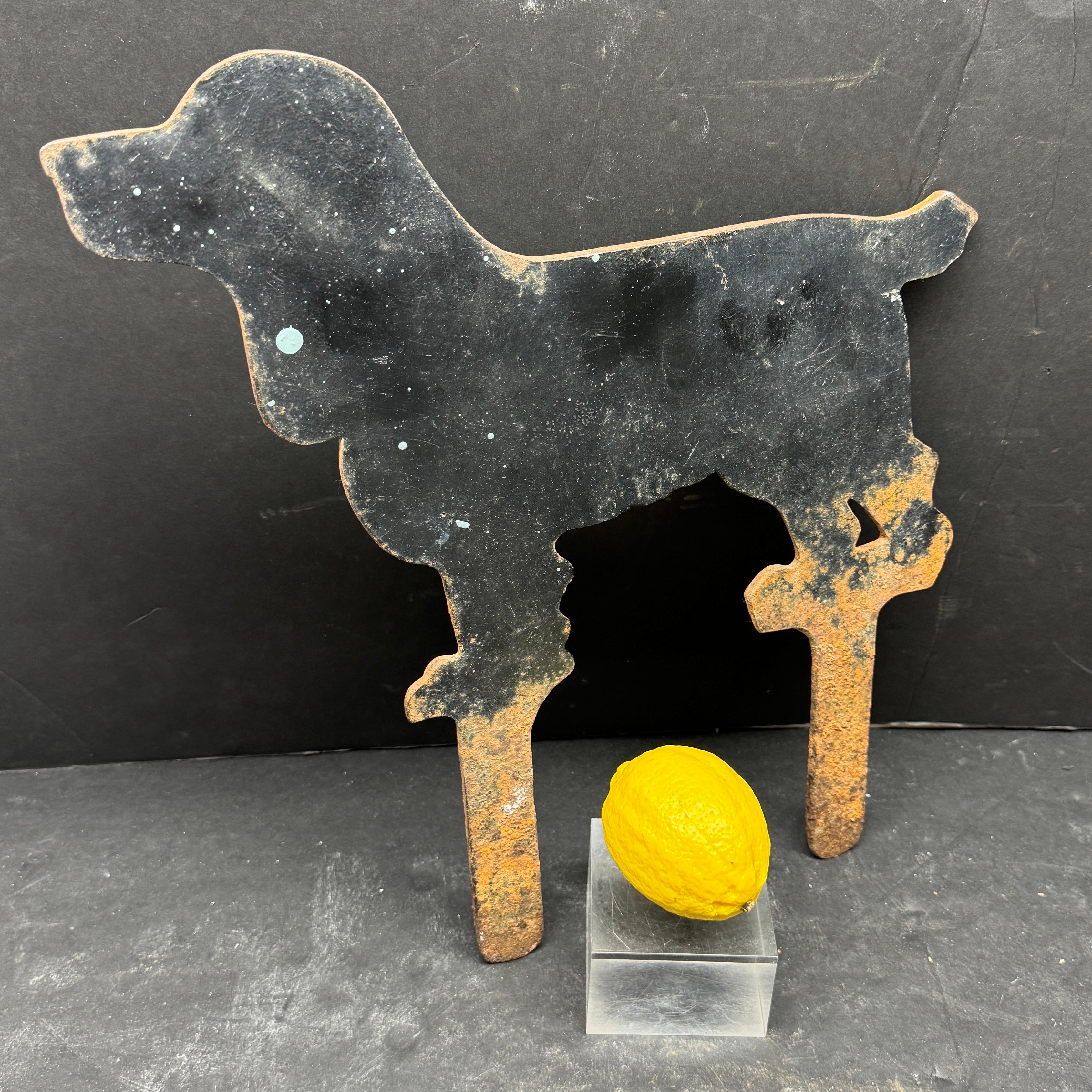 Fantastische Patina auf dieser Vintage-Garten Hof Hund Zeichen. Sicherlich ein Stück, das in jedem Hof oder Garten einen Akzent setzen würde. 