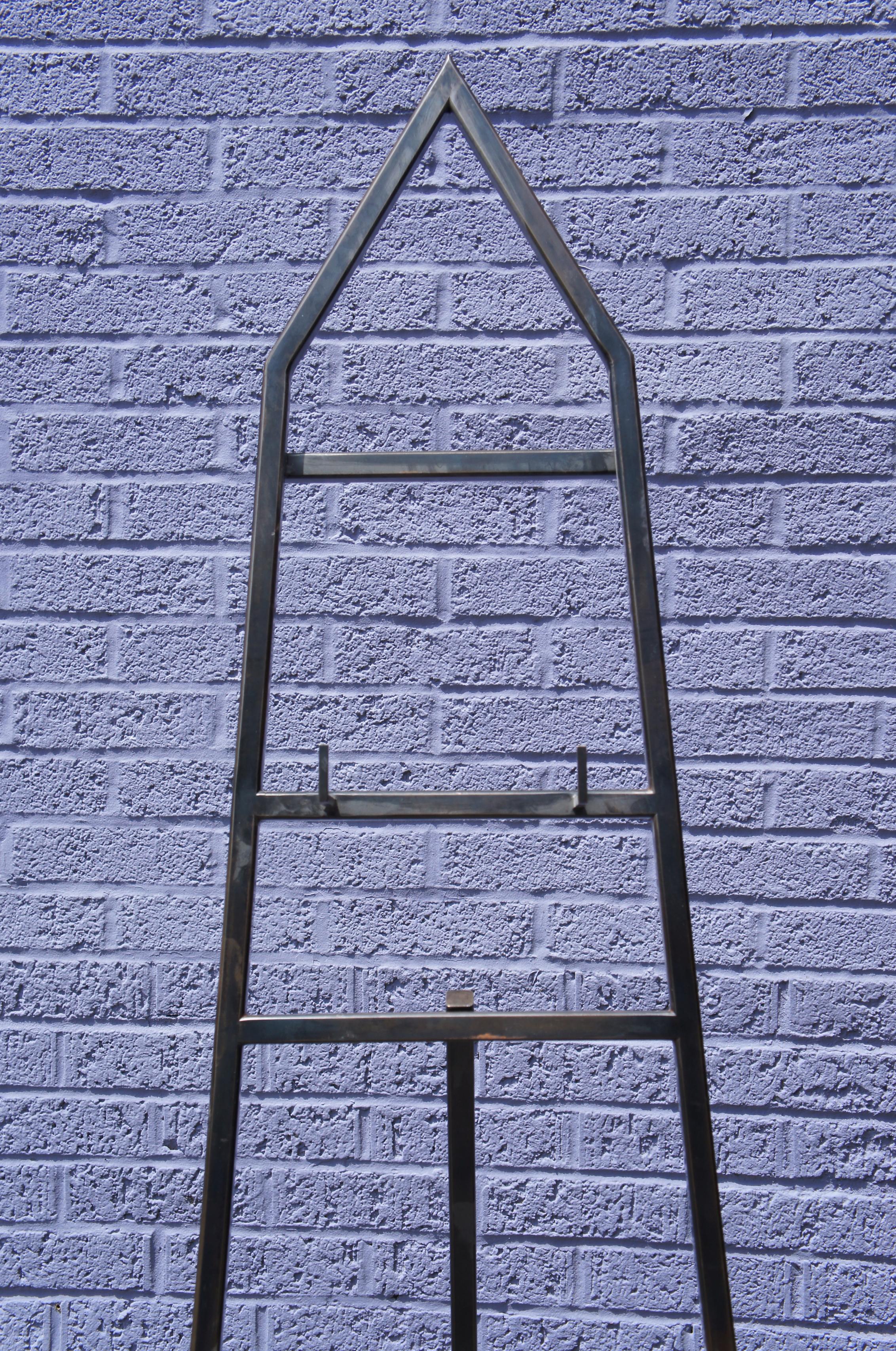 Présentoir d'art moderne obélisque noir vintage en fer à double chevalet pour lampadaire Bon état - En vente à Dayton, OH