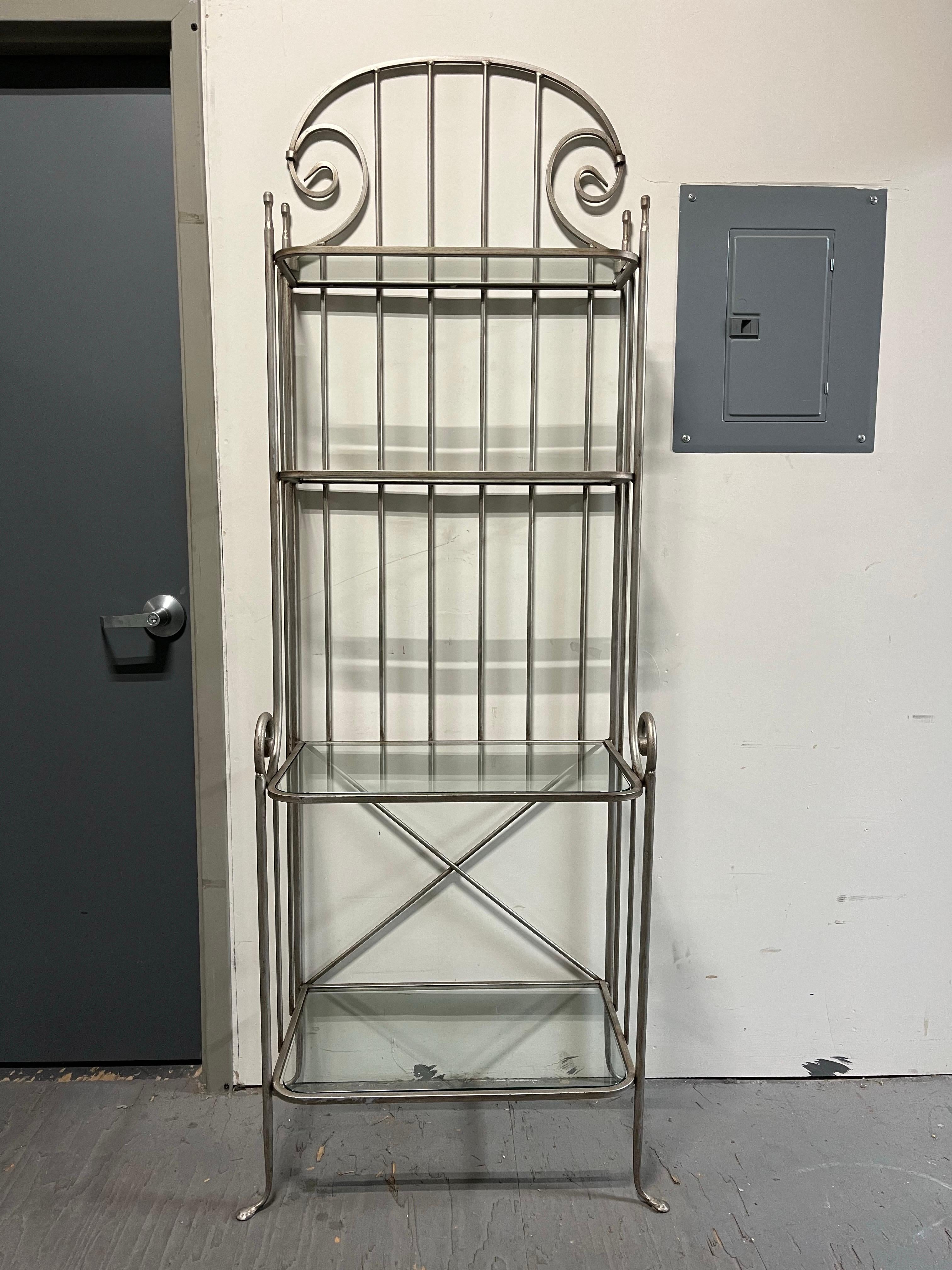 Große eiserne Etagere in der Art von Claudio Rayes. Schön proportionierte 4 Ablagen mit gebogenem Glas. Solide und robust.