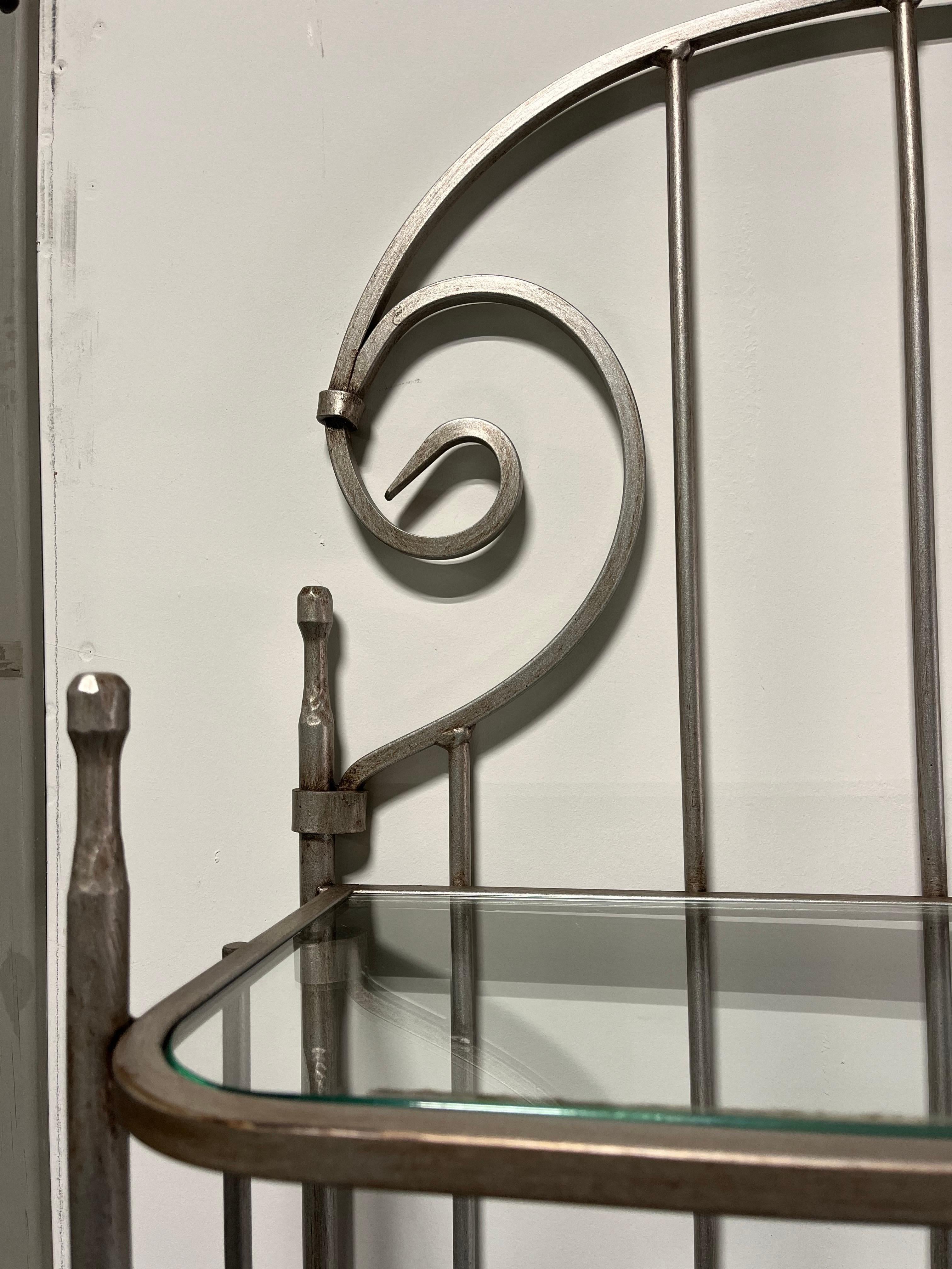 Vintage Eisen Etagere Glasregale (20. Jahrhundert) im Angebot