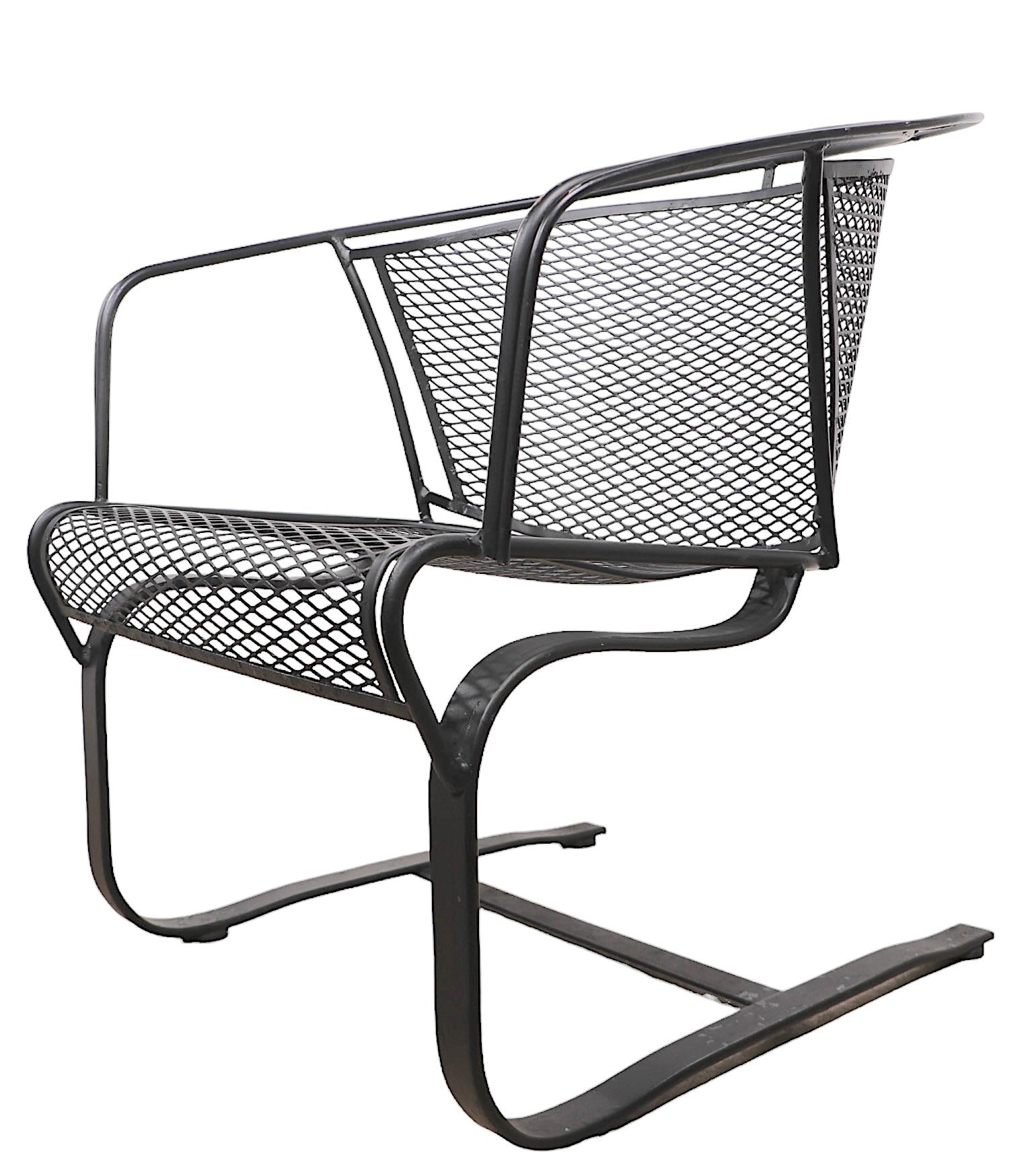 Vintage Iron Garden Patio Poolside Cantilevered Chair att. to Woodard In Good Condition For Sale In New York, NY