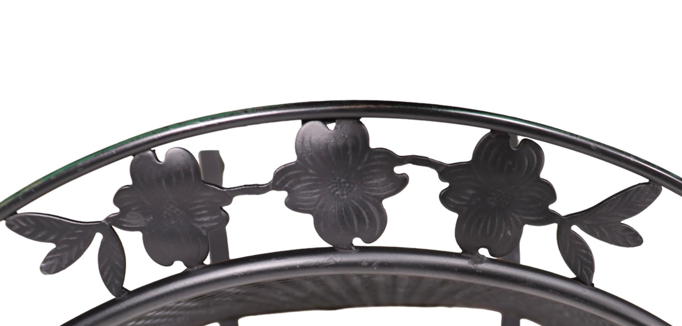 Vintage Iron Garden Patio Poolside Cantilevered Chair att. to Woodard For Sale 2