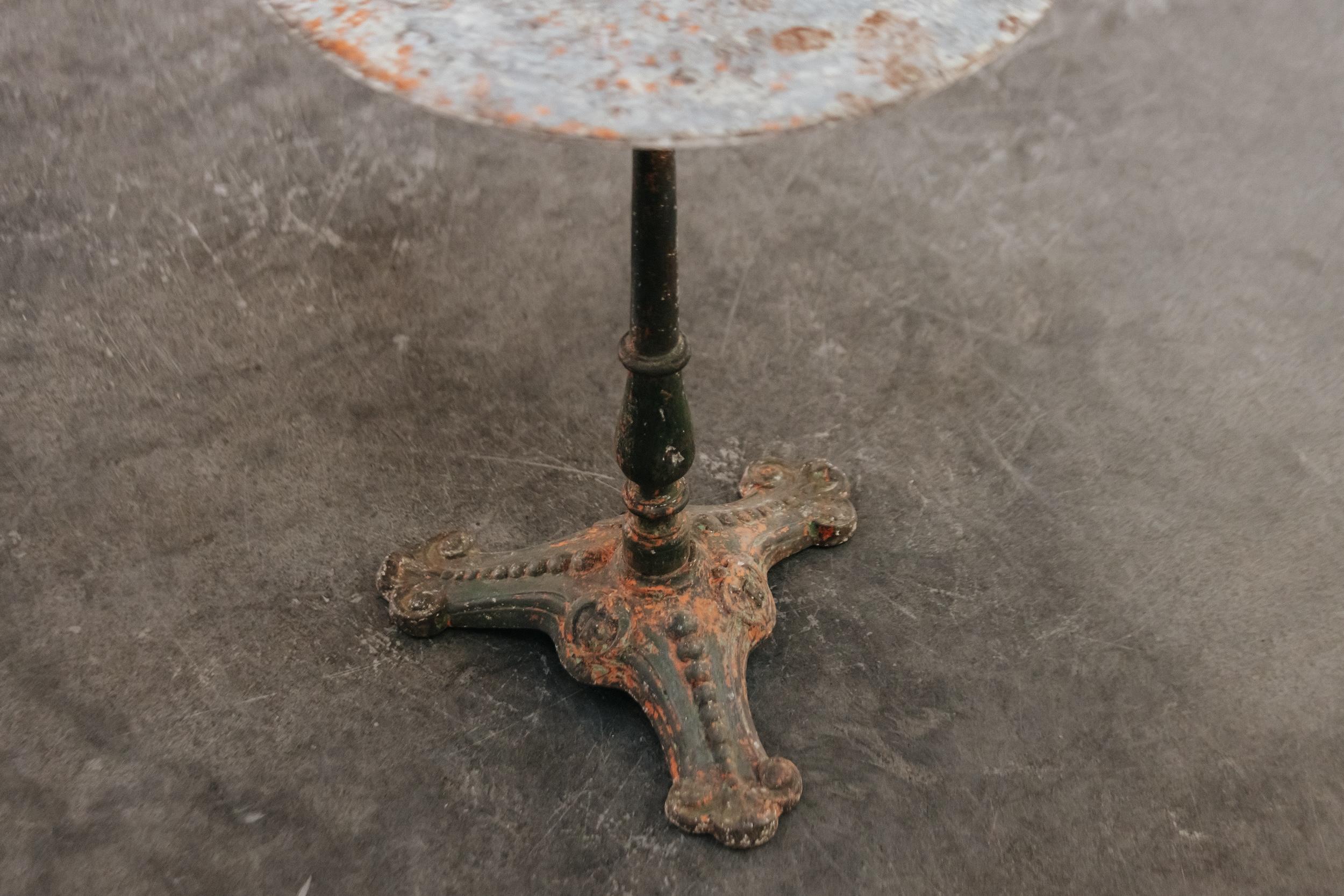 Tavolo da giardino in ferro vintage proveniente dalla Francia, CIRCA 1940.  Costruzione in ferro massiccio con grande patina e utilizzo.