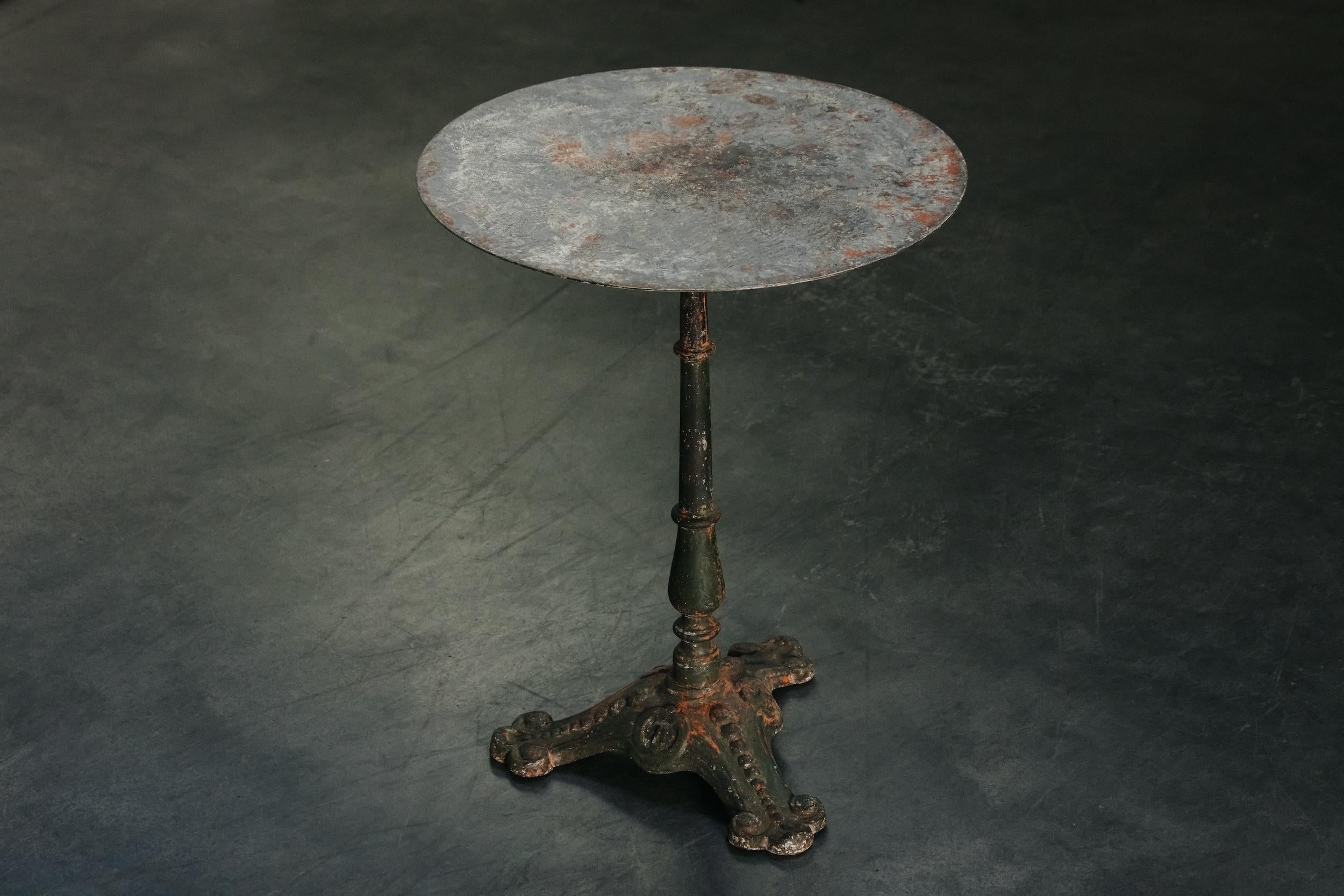 Metà XX secolo Tavolo da giardino in ferro d'epoca proveniente dalla Francia, CIRCA 1940 in vendita