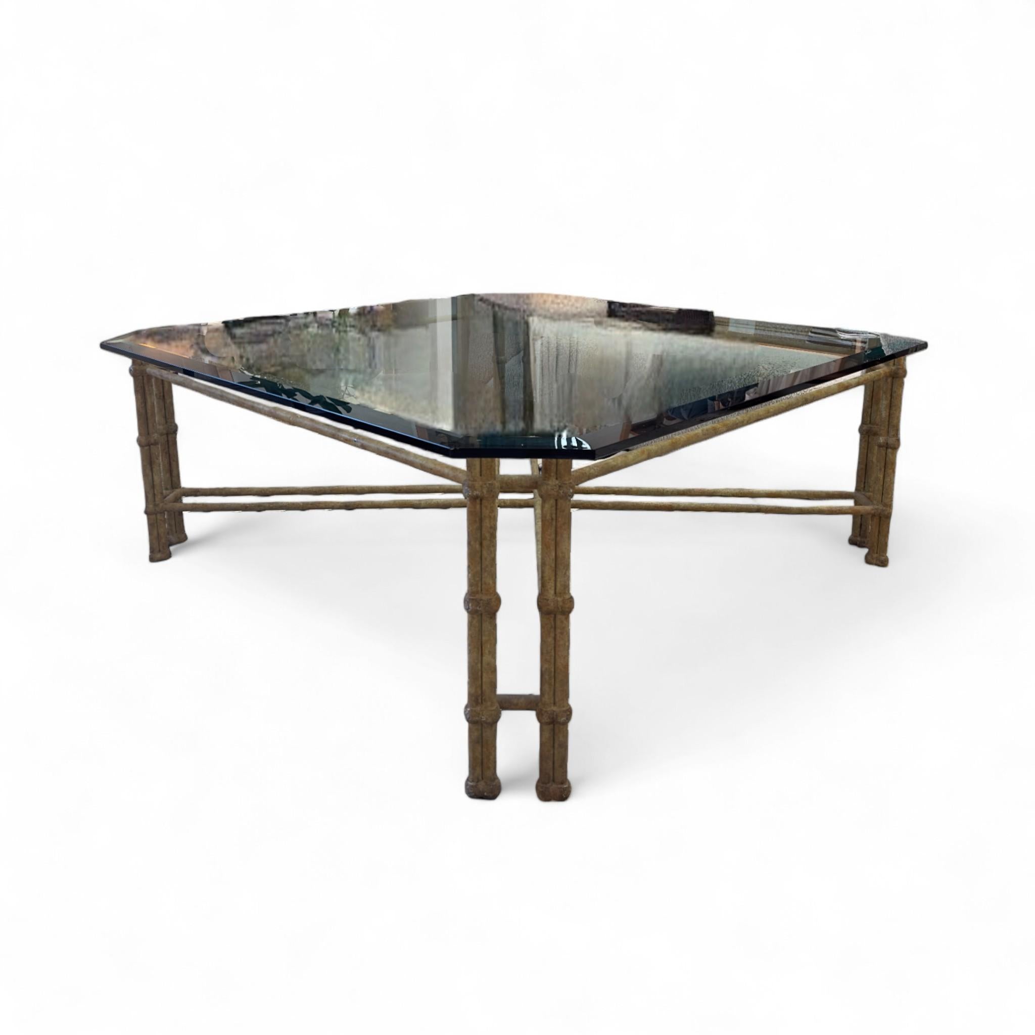 Ajoutez une touche de charme classique à votre espace de vie avec notre table basse vintage en fer et verre. Son élégante base en fer ornée de détails complexes et son plateau en verre transparent apportent un design intemporel à n'importe quelle