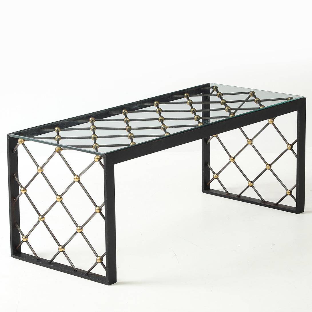 - Inspirée des silhouettes emblématiques du maître du design français Jean Royère, cette table basse vintage en acier et laiton apporte une élégance sophistiquée à tout intérieur.

- Parfaitement adaptée aux petits espaces, cette table présente un