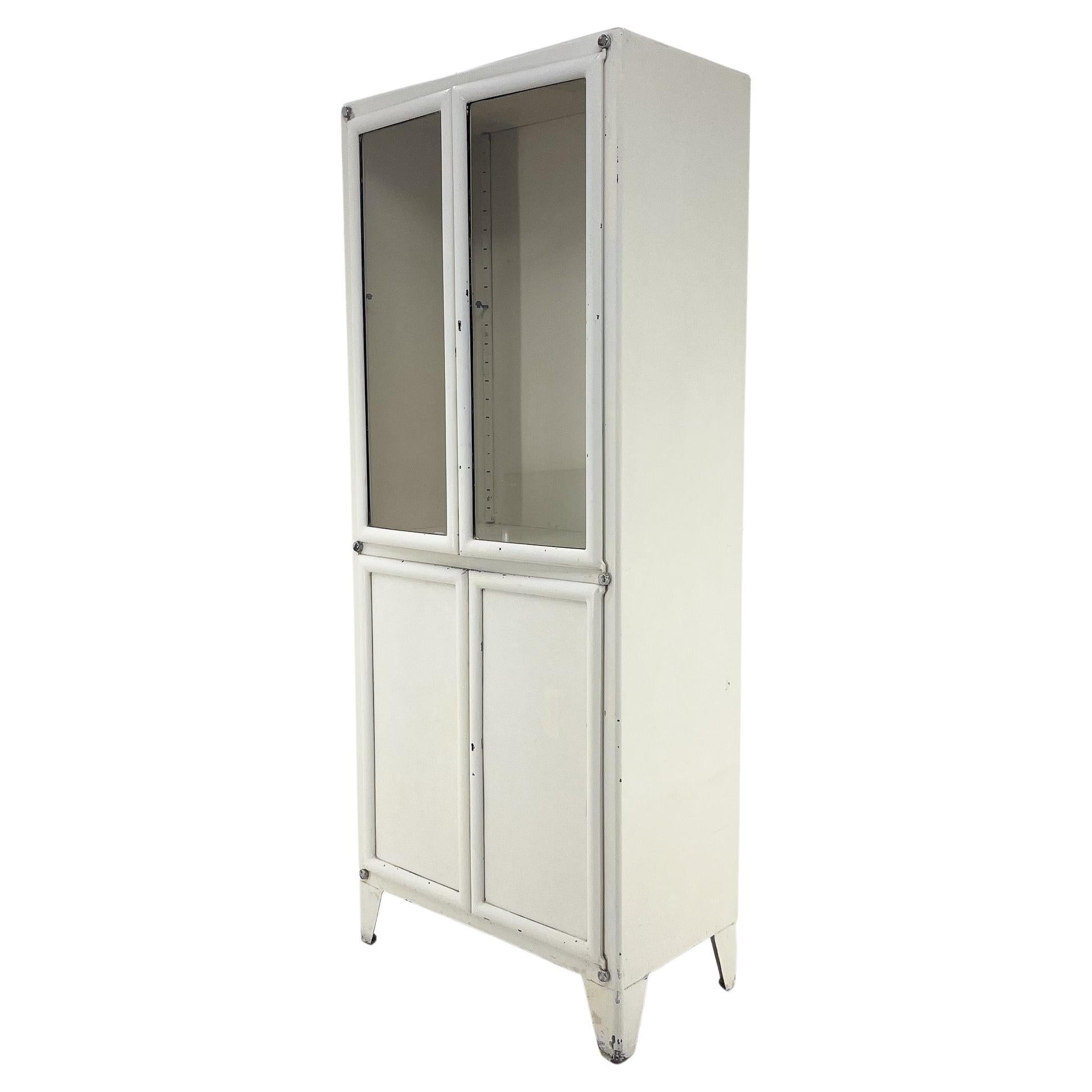 Vieille armoire médicale en fer et en verre, Tchécoslovaquie