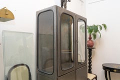 Gabinete médico vintage de hierro y cristal