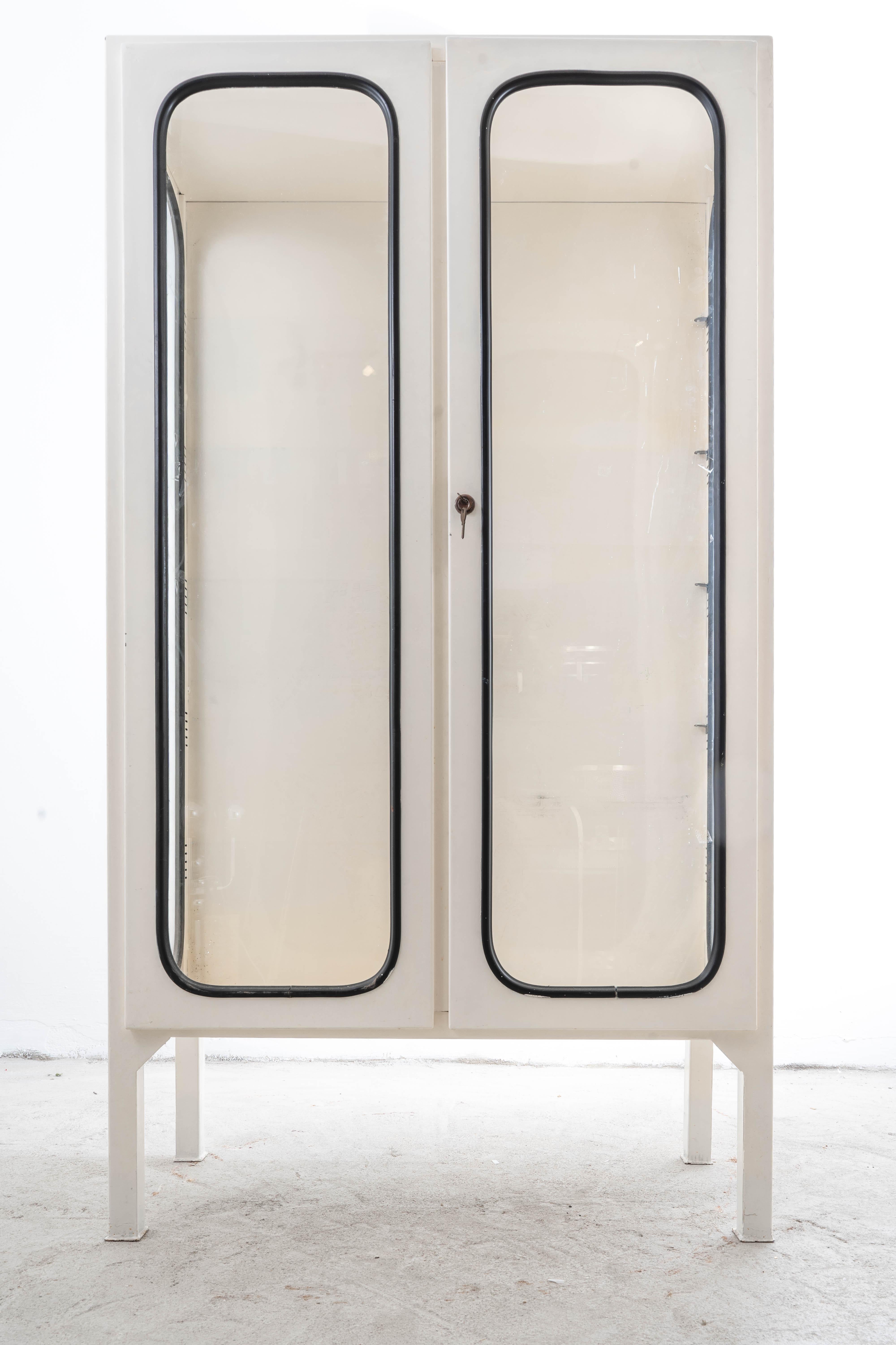 Gabinete médico vintage de hierro y cristal Industrial en venta