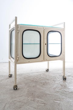 Carro médico vintage de hierro y cristal