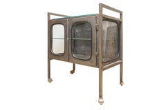 Carro médico vintage de hierro y cristal