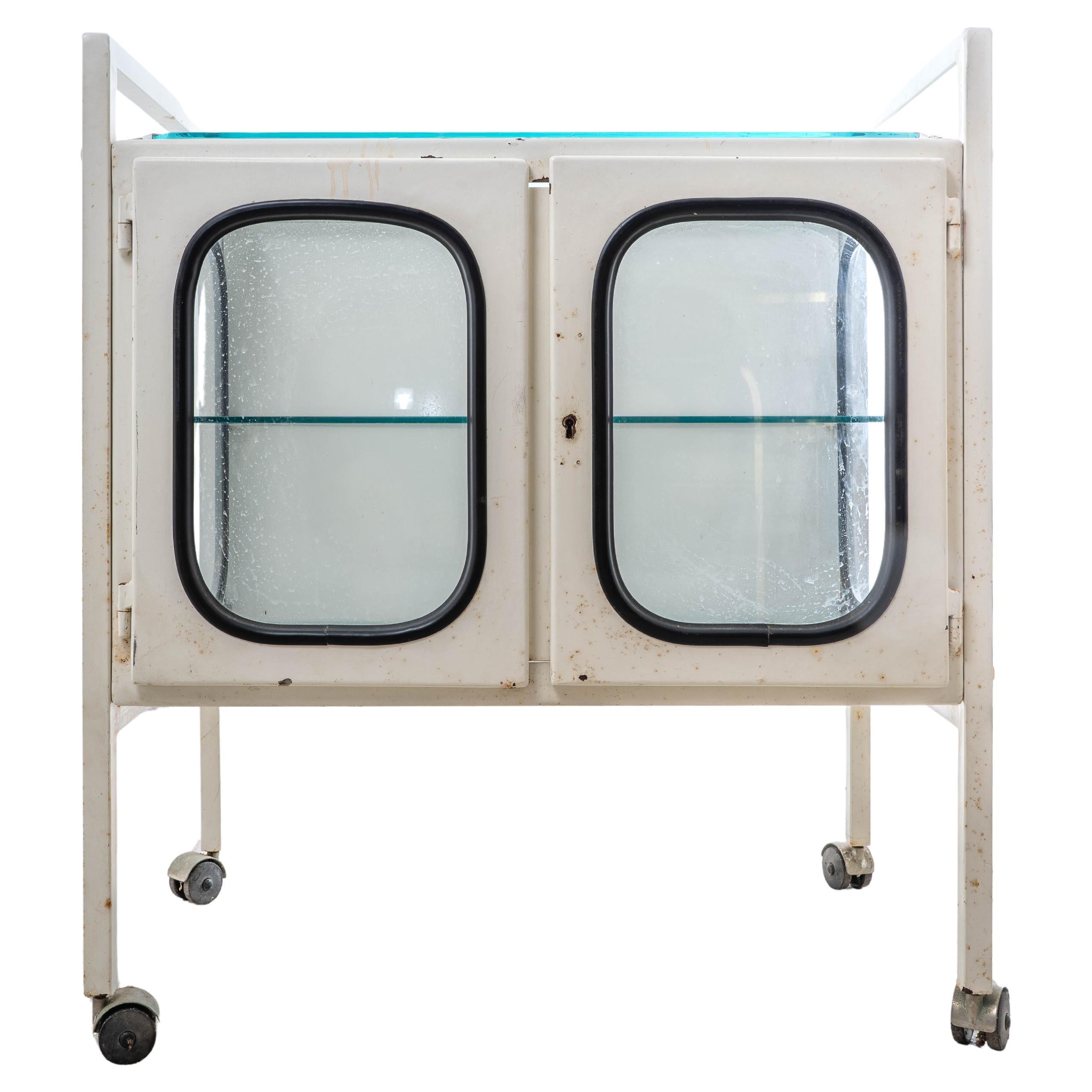Carro médico vintage de hierro y cristal en venta