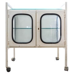 Carro médico vintage de hierro y cristal
