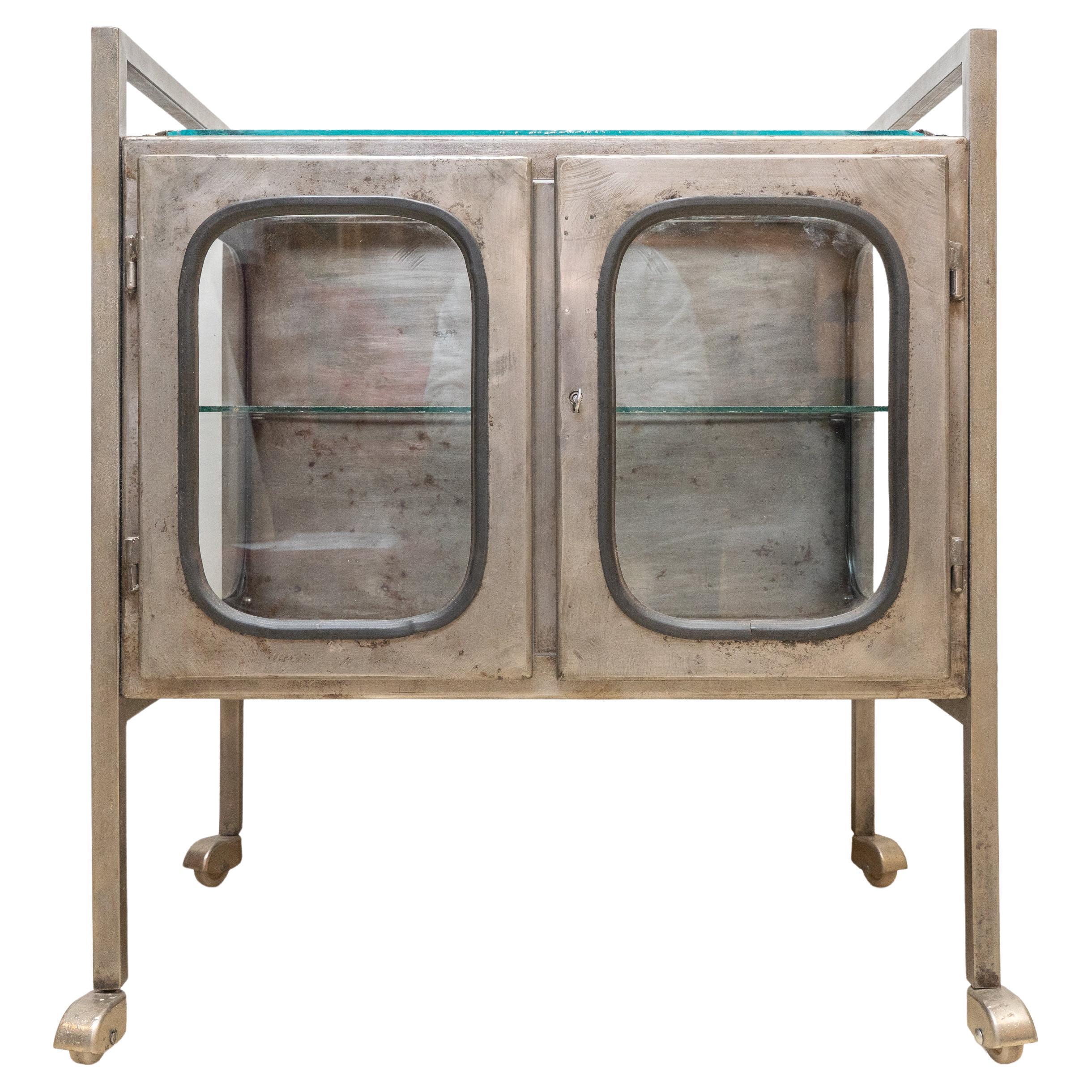 Chariot médical vintage en fer et verre en vente