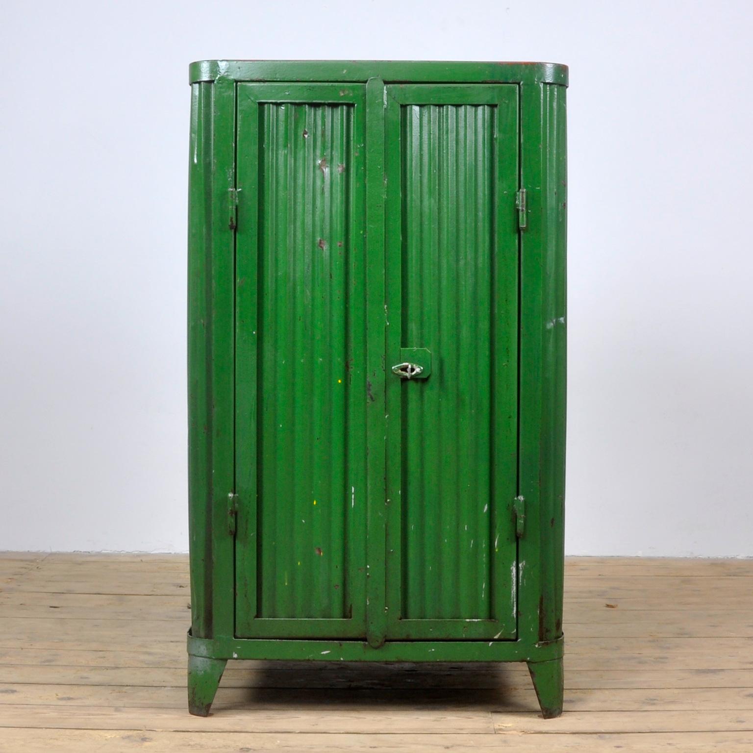 Industrial cupboard of iron with character. On the inside 1 drawer and two shelves. Treated against rust and finished with clear varnish.