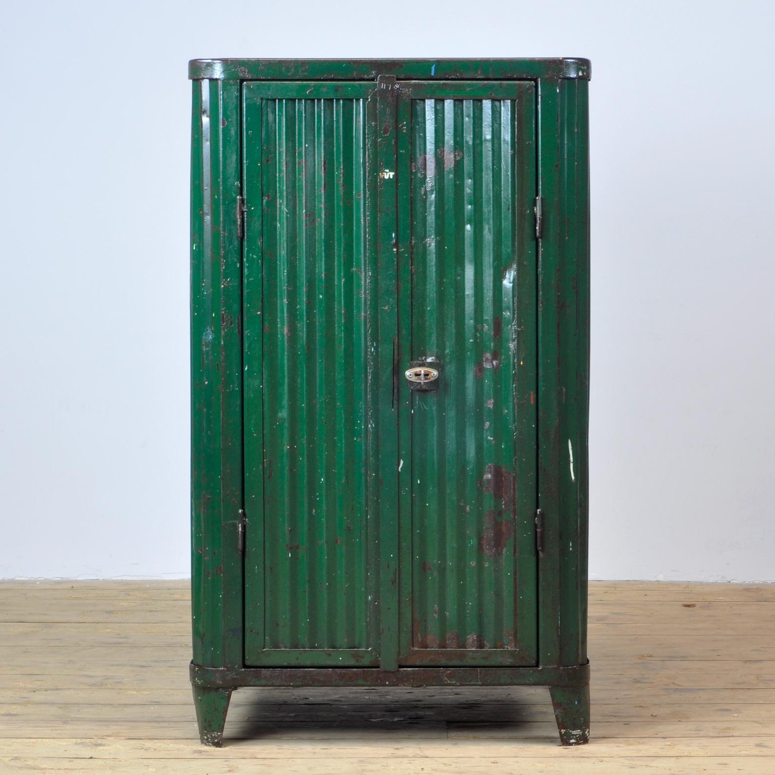 Industrial cupboard of iron with character. On the inside 1 drawer and three shelves. Treated against rust and finished with clear varnish.