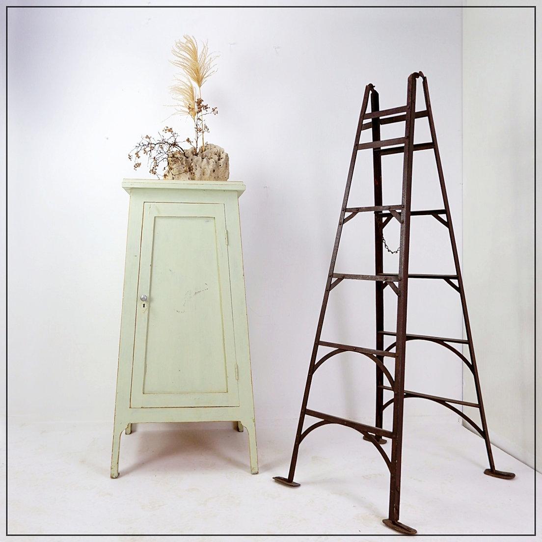 Scala in ferro vintage con supporto a catena 
Decorazione - Vintage - Scaletta
Misure: 57cm H. 153cm 
Usura coerente con l'età e l'uso.