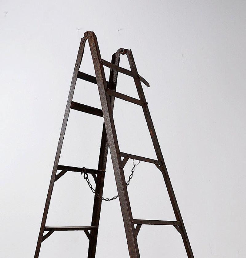 Vintage Eisen Leiter mit Kette Unterstützung
Ein toller Wohnakzent, die perfekte Dekoration für Ihr Zimmer. 