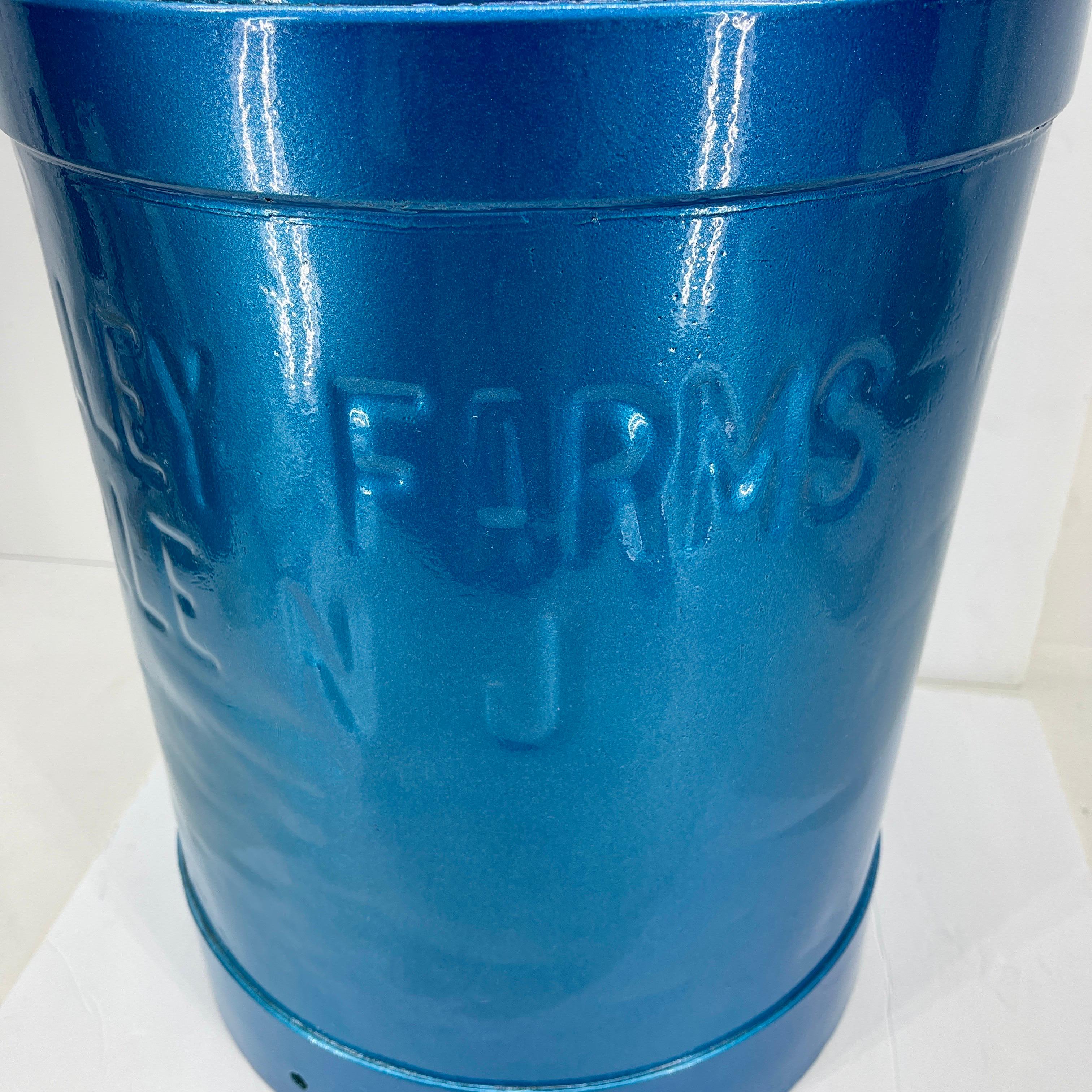 Mesa auxiliar vintage de hierro con lata de leche, recubierta de polvo azul brillante en venta 3