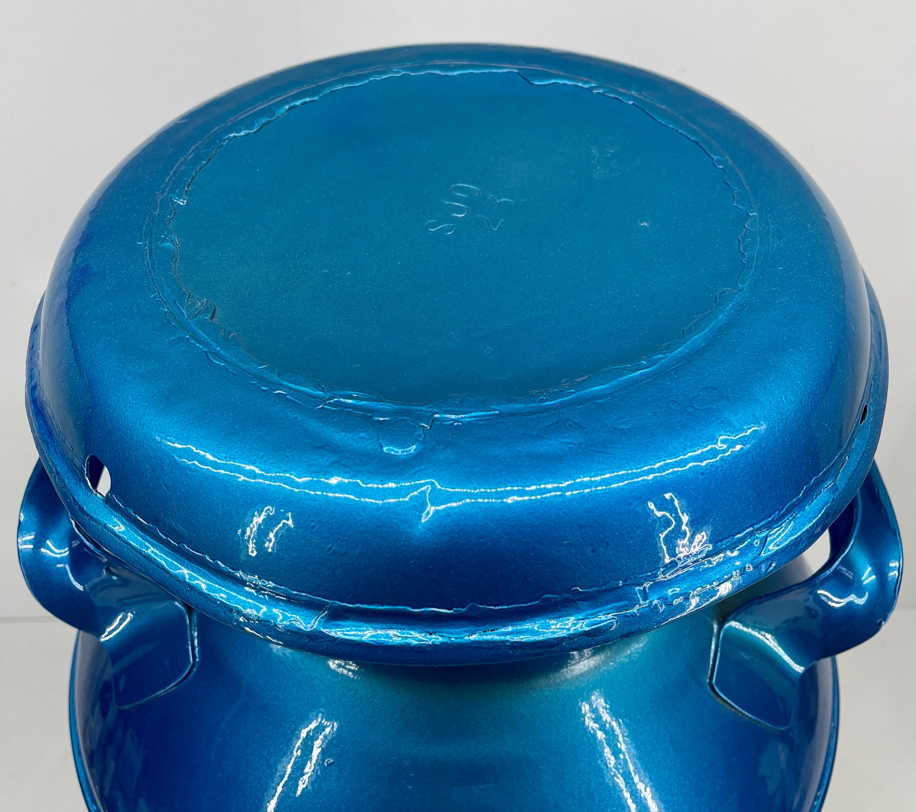 Table d'appoint pour bidon de lait en fer vintage, peint par poudrage en bleu vif  en vente 4