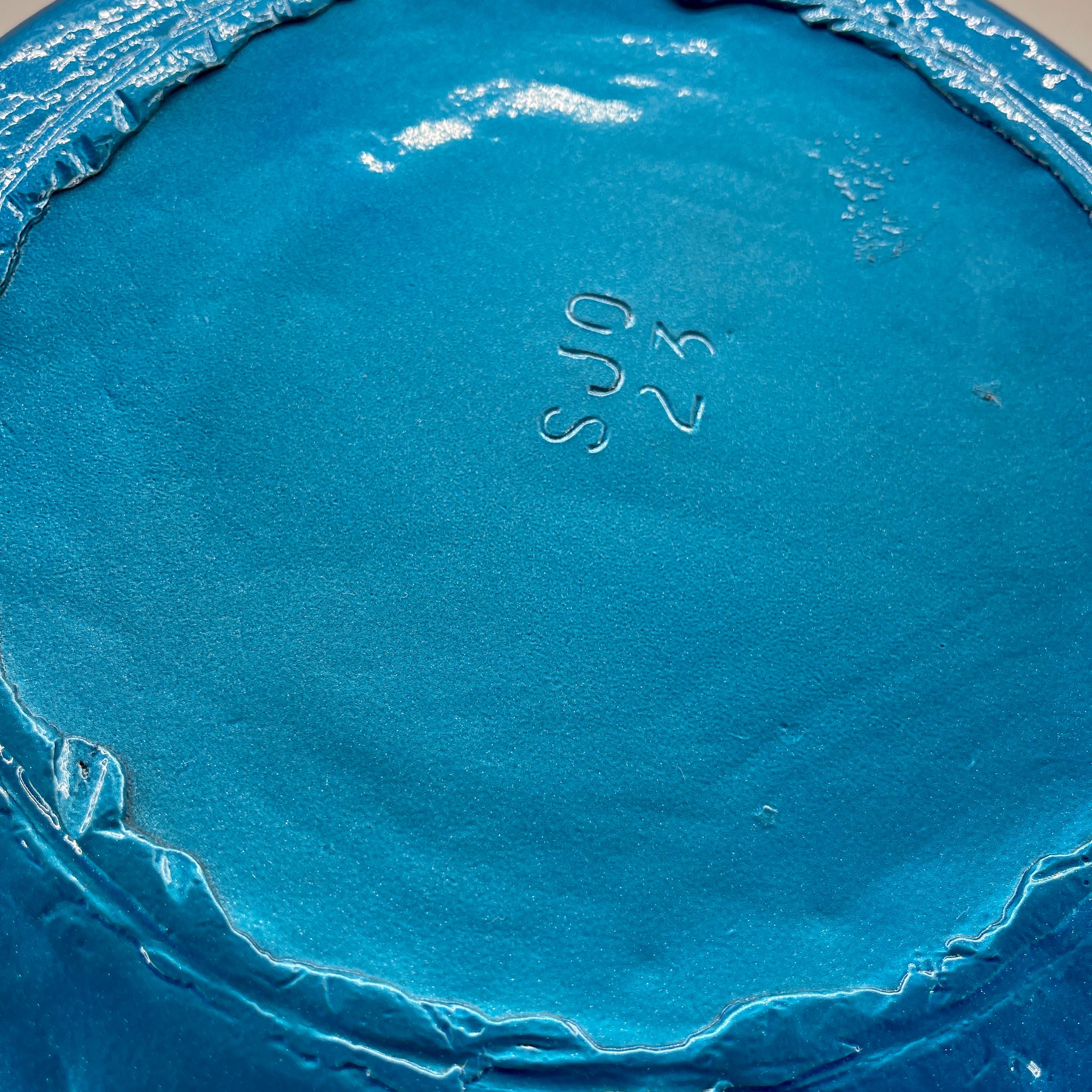 Milieu du XXe siècle Table d'appoint pour bidon de lait en fer vintage, peint par poudrage en bleu vif  en vente