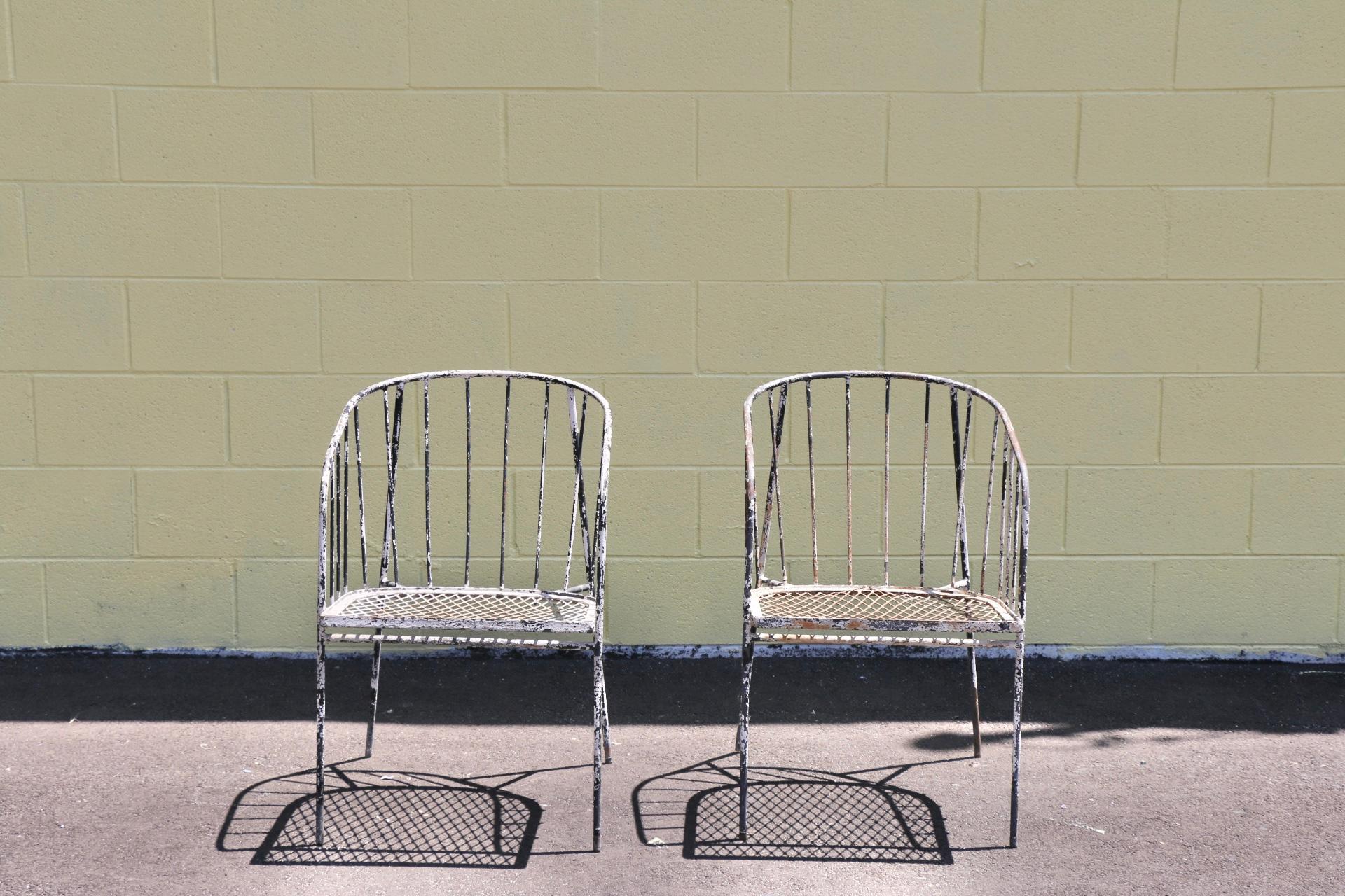 Chaises vintage en fer du milieu du siècle en bon état rustique. Présente des signes d'utilisation. Design/One avec de beaux pieds sculpturaux.