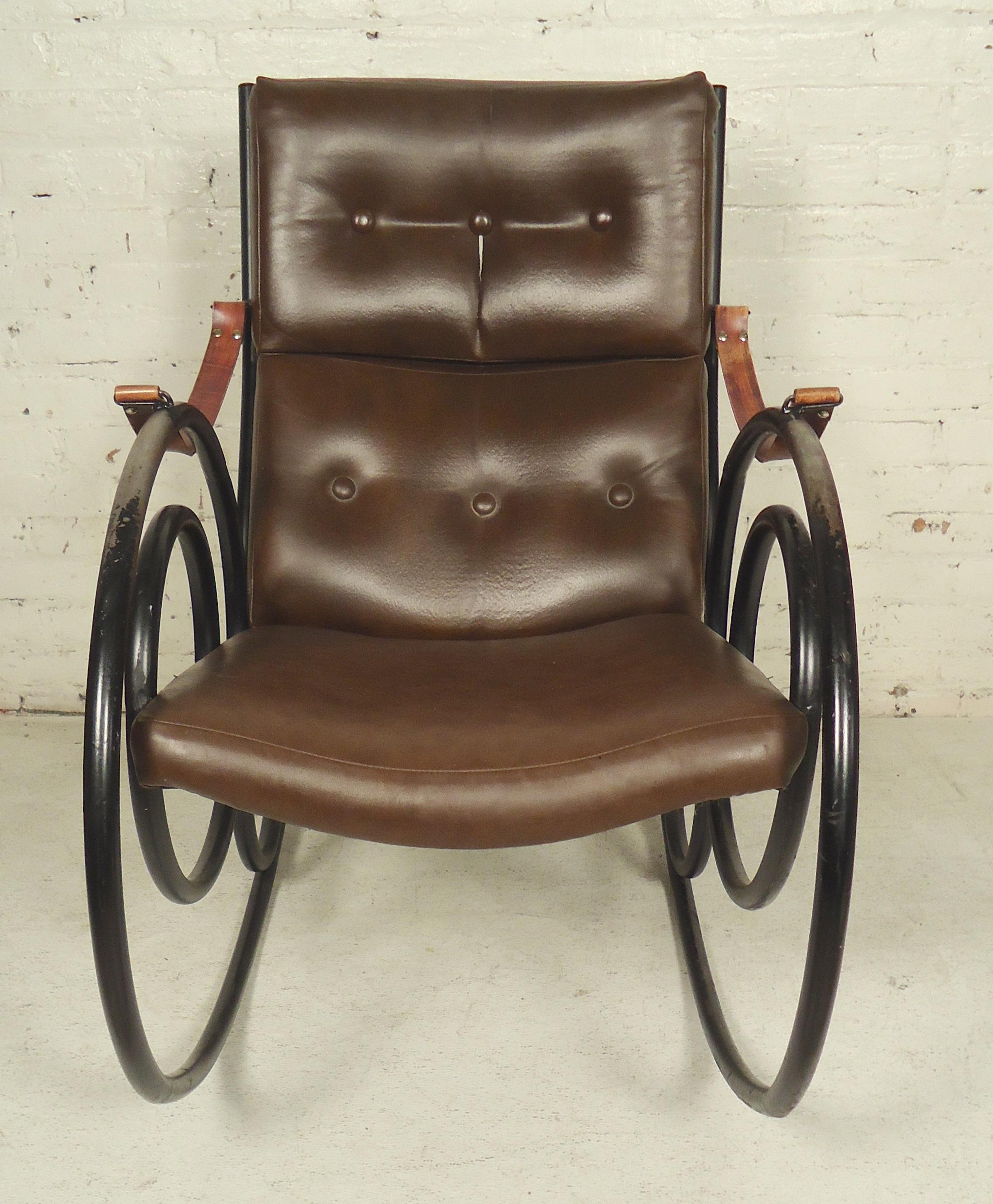 Metal frame rocker with leather arm straps and tufted cushioning. Great circular form with sturdy frame.

(Please confirm item location - NY or NJ - with dealer).
 