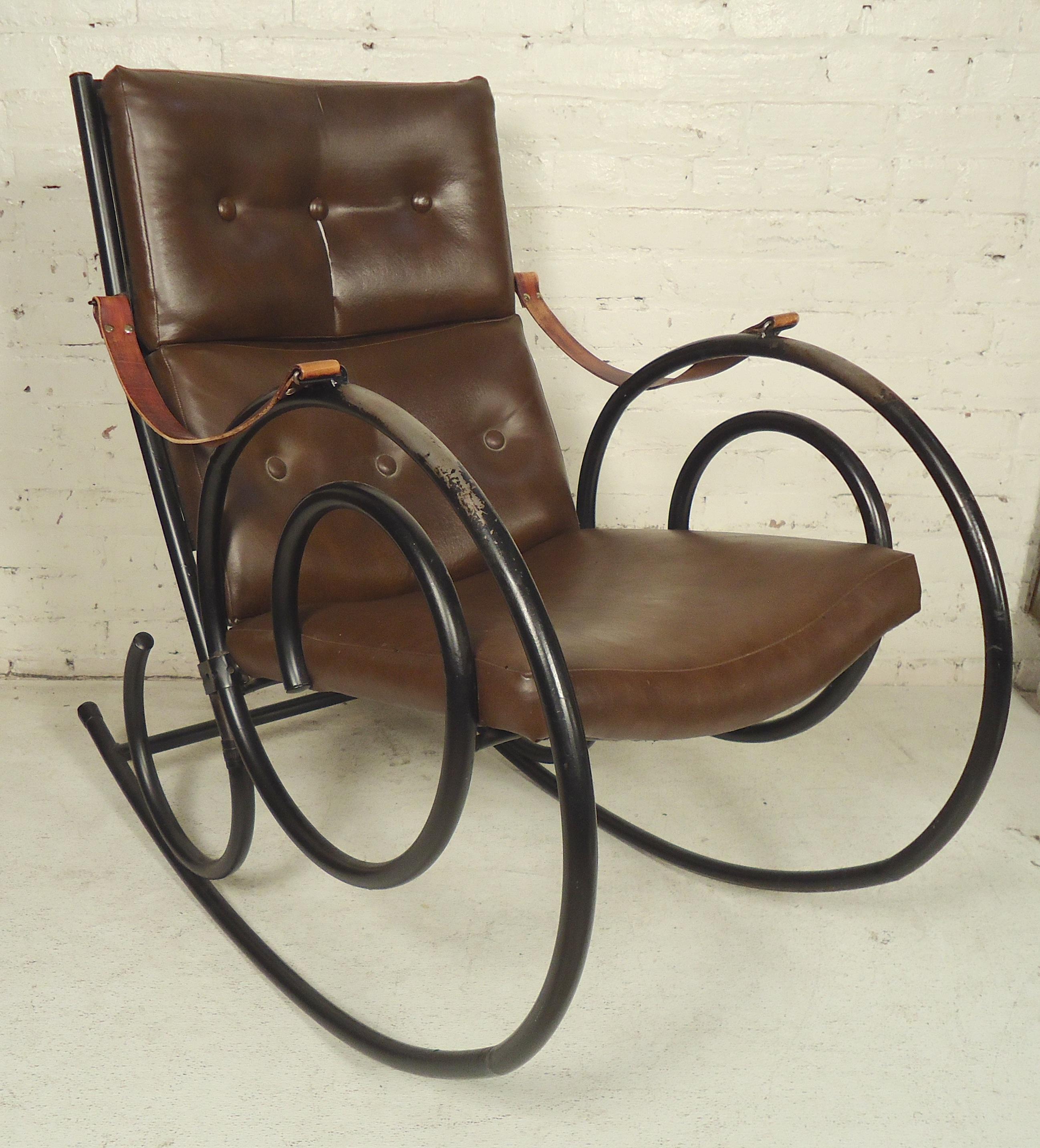 Mid-Century Modern Chaise à bascule vintage en fer en vente