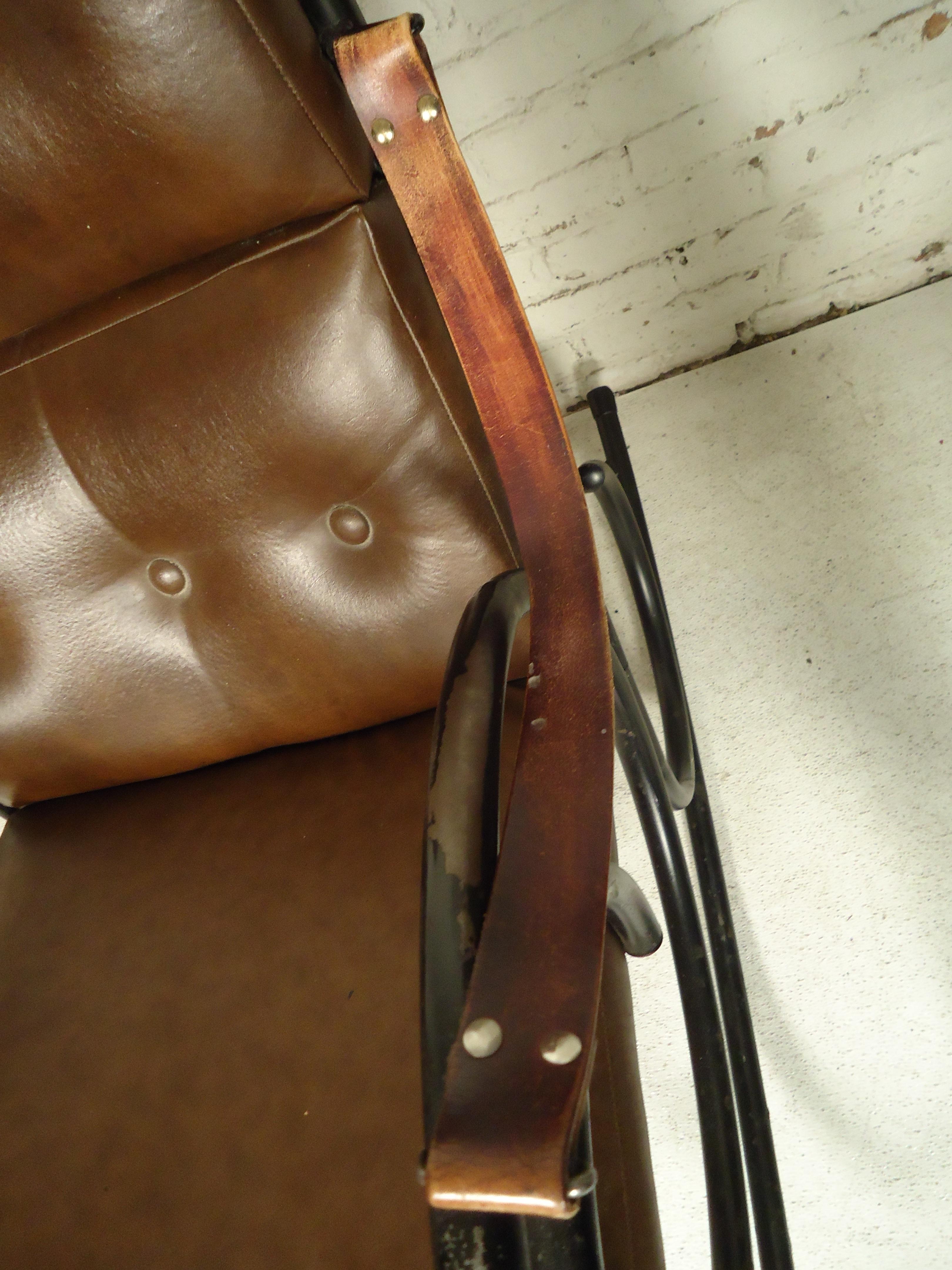 Milieu du XXe siècle Chaise à bascule vintage en fer en vente