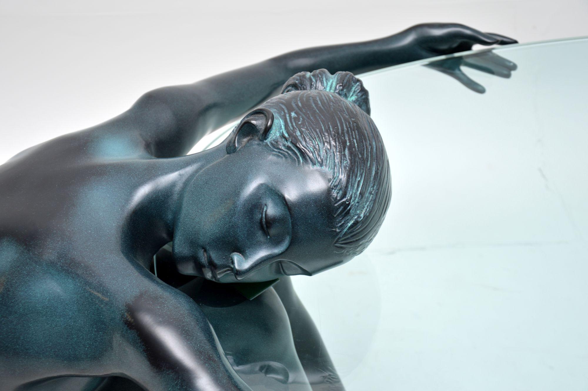 Vieille sculpture en fer & Table basse en verre 3