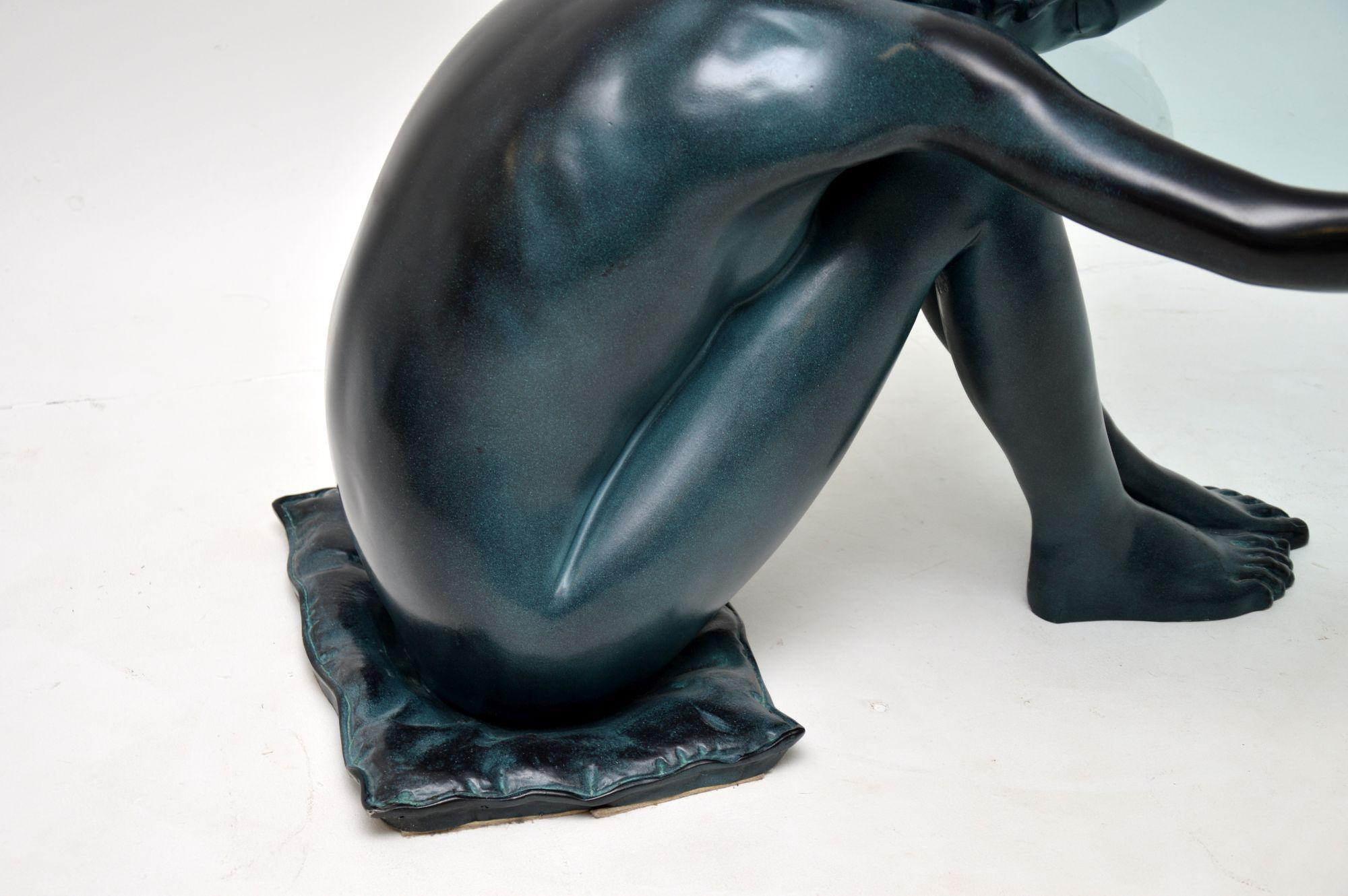 Vieille sculpture en fer & Table basse en verre 5
