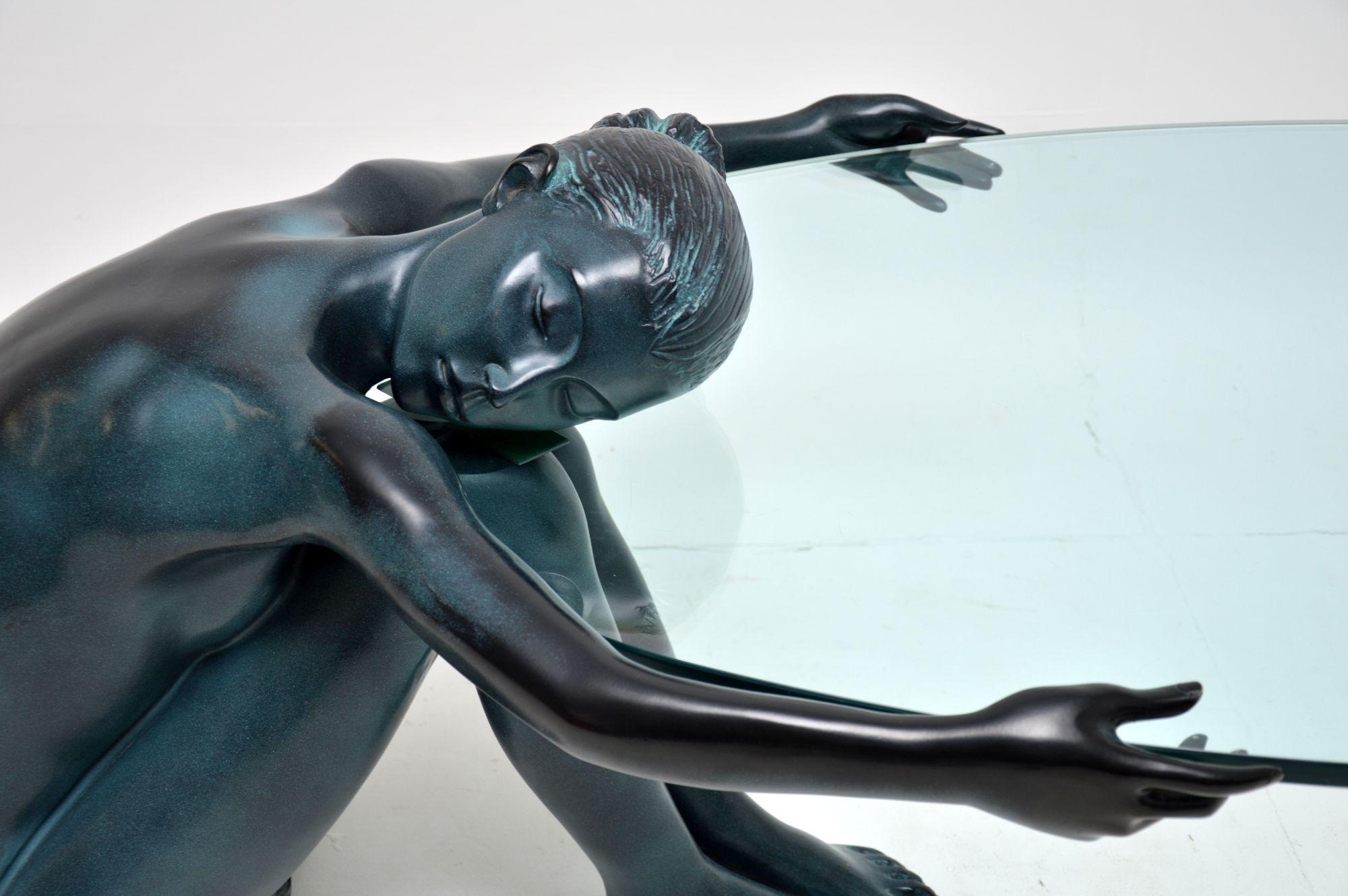 20ième siècle Vieille sculpture en fer & Table basse en verre