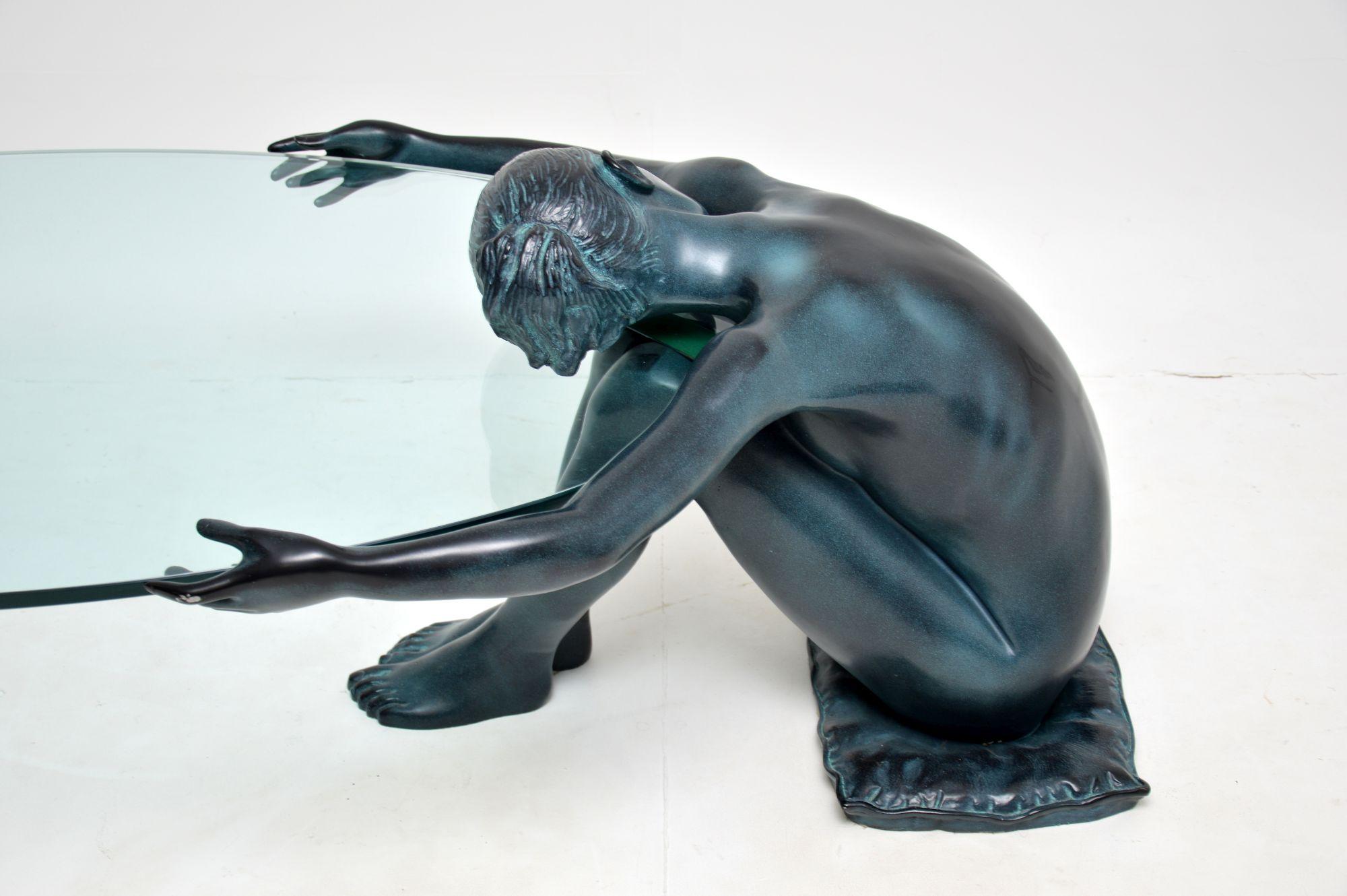 Vieille sculpture en fer & Table basse en verre 2