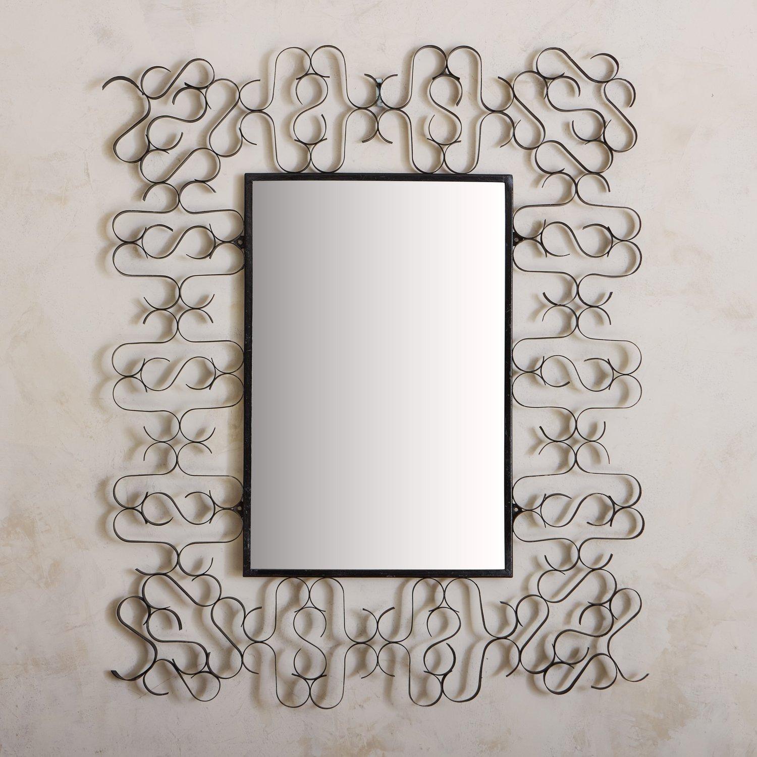 Espejo de pared rectangular vintage con marco de hierro negro y un bonito diseño curvo. Procedente de Francia, siglo XX.

