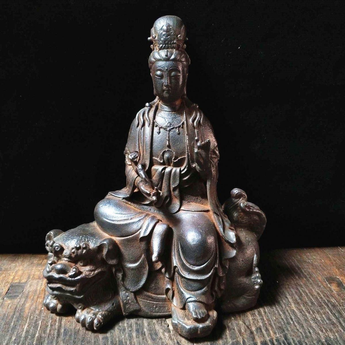 Vintage Iron Statue of Samantabhadra Bodhisattva Sitting on a Lion - A Symbol of Virtue, Wisdom, and Strength (Symbole de vertu, de sagesse et de force)

Cette statue en fer vintage du bodhisattva Samantabhadra représente le bodhisattva Revere de la