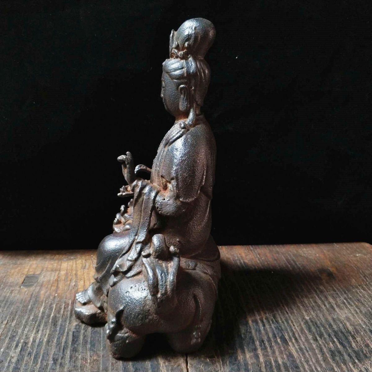 XIXe siècle Statue vintage du Samantabhadra Bodhisattva assis sur un lion 28 cm en vente
