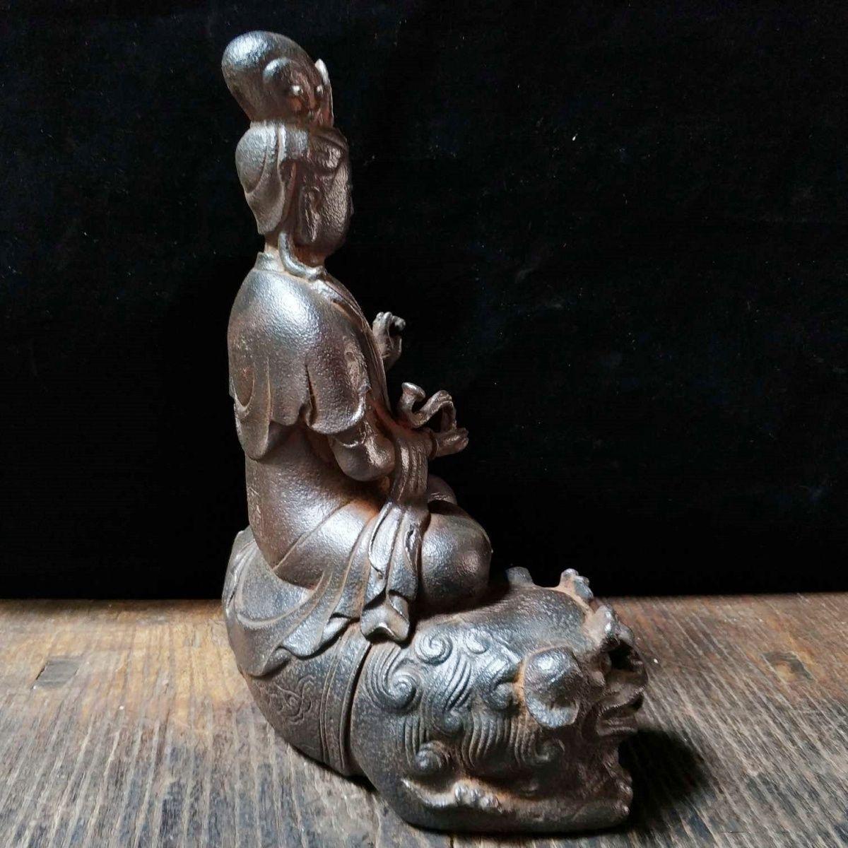 Fer Statue vintage du Samantabhadra Bodhisattva assis sur un lion 28 cm en vente