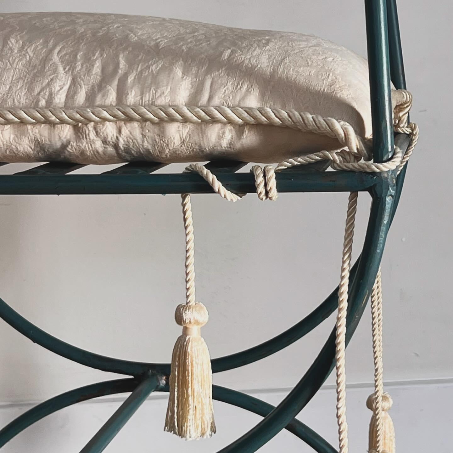 Inconnu Tabouret de vanité vintage en fer avec coussin de siège ganté, 20e siècle  en vente