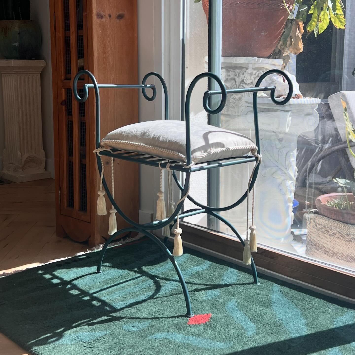 Vintage iron vanity stool with tasseled seat pillow, 20th century  For Sale 2