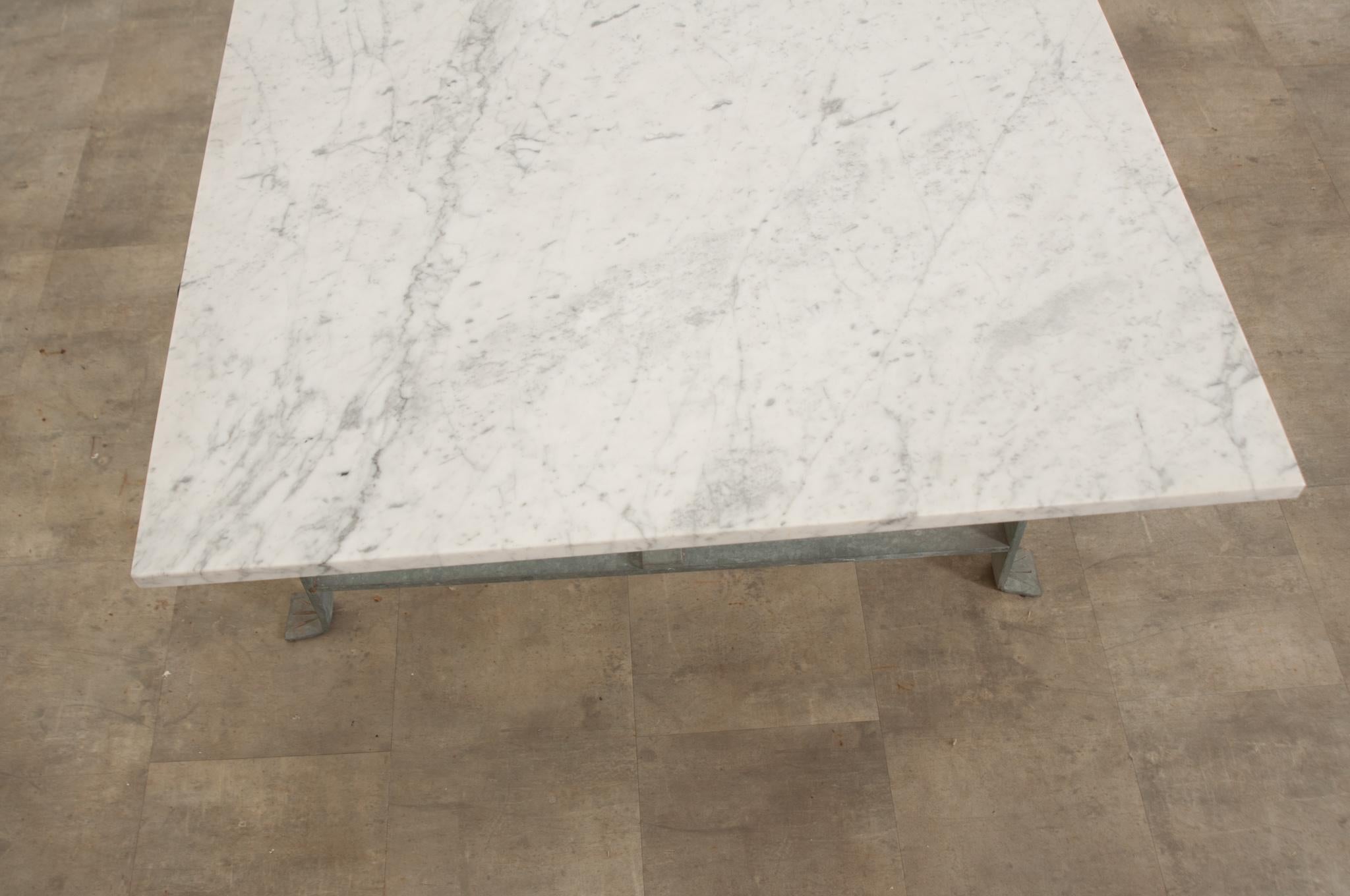 Table de salle à manger vintage en fer et marbre blanc en vente 2