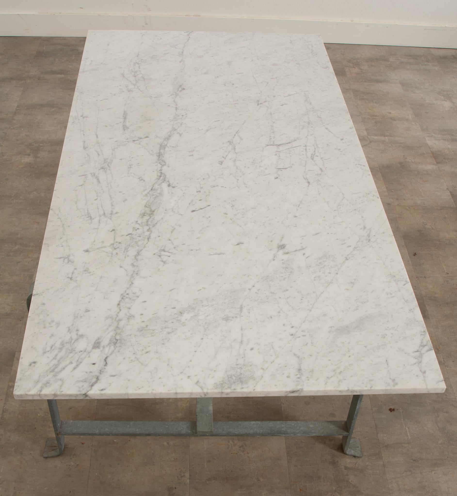 Table de salle à manger vintage en fer et marbre blanc en vente 3