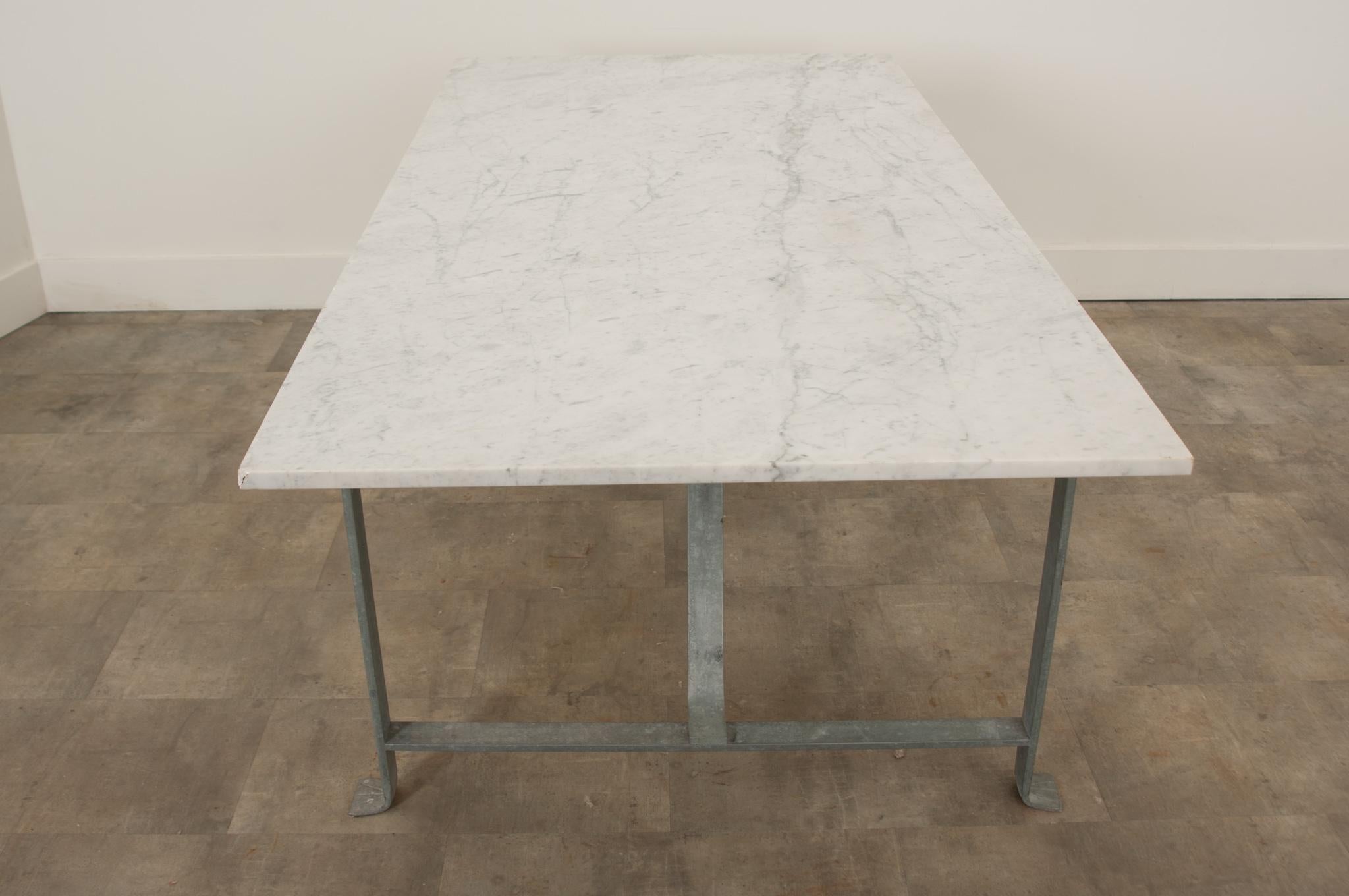 Table de salle à manger vintage en fer et marbre blanc en vente 6